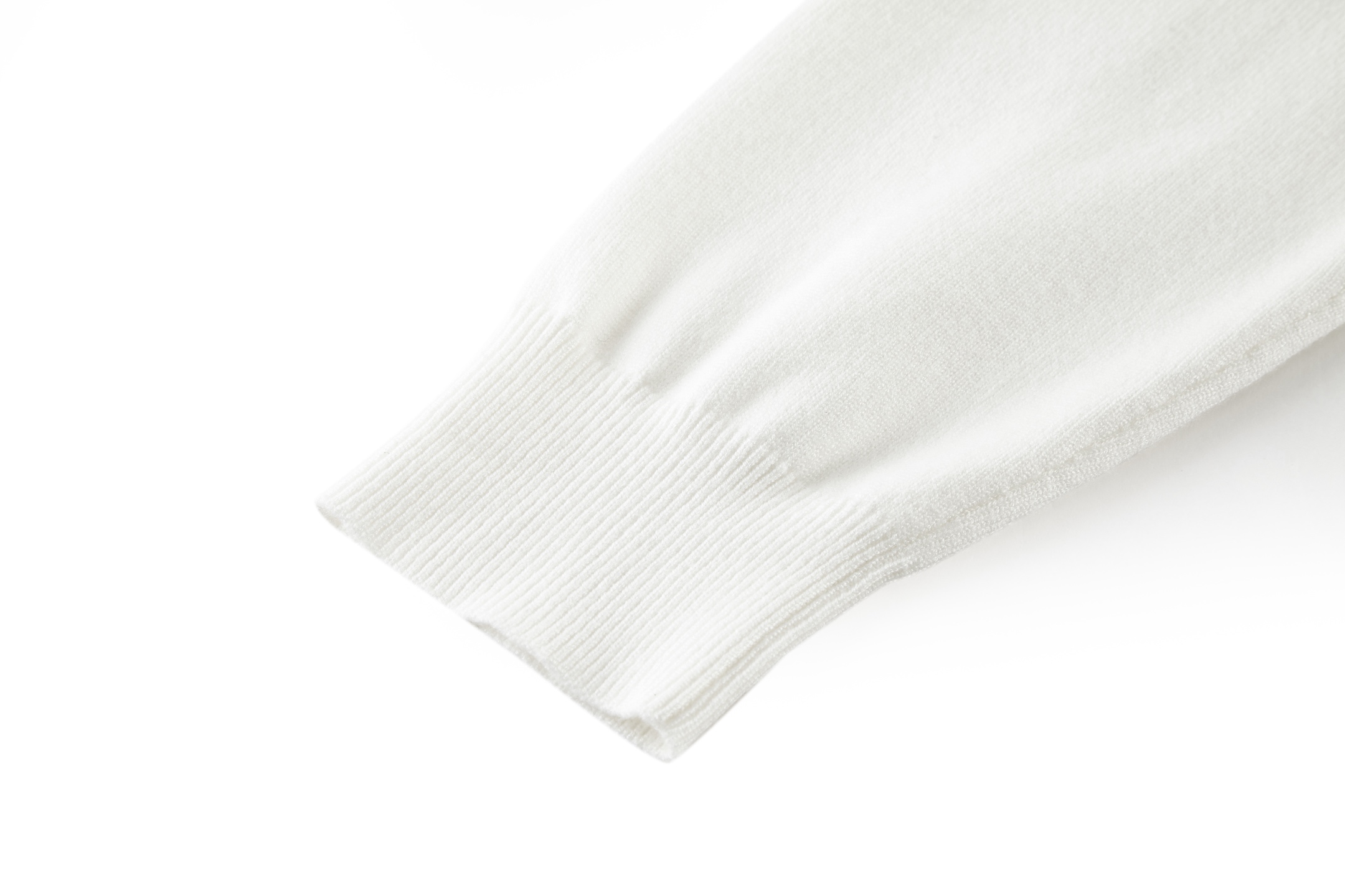 。FENDI 双F烫标打底针织衫
面料：采用羊毛混纺棉纱材料，成份分别为25羊毛，75棉，该款做为秋冬打