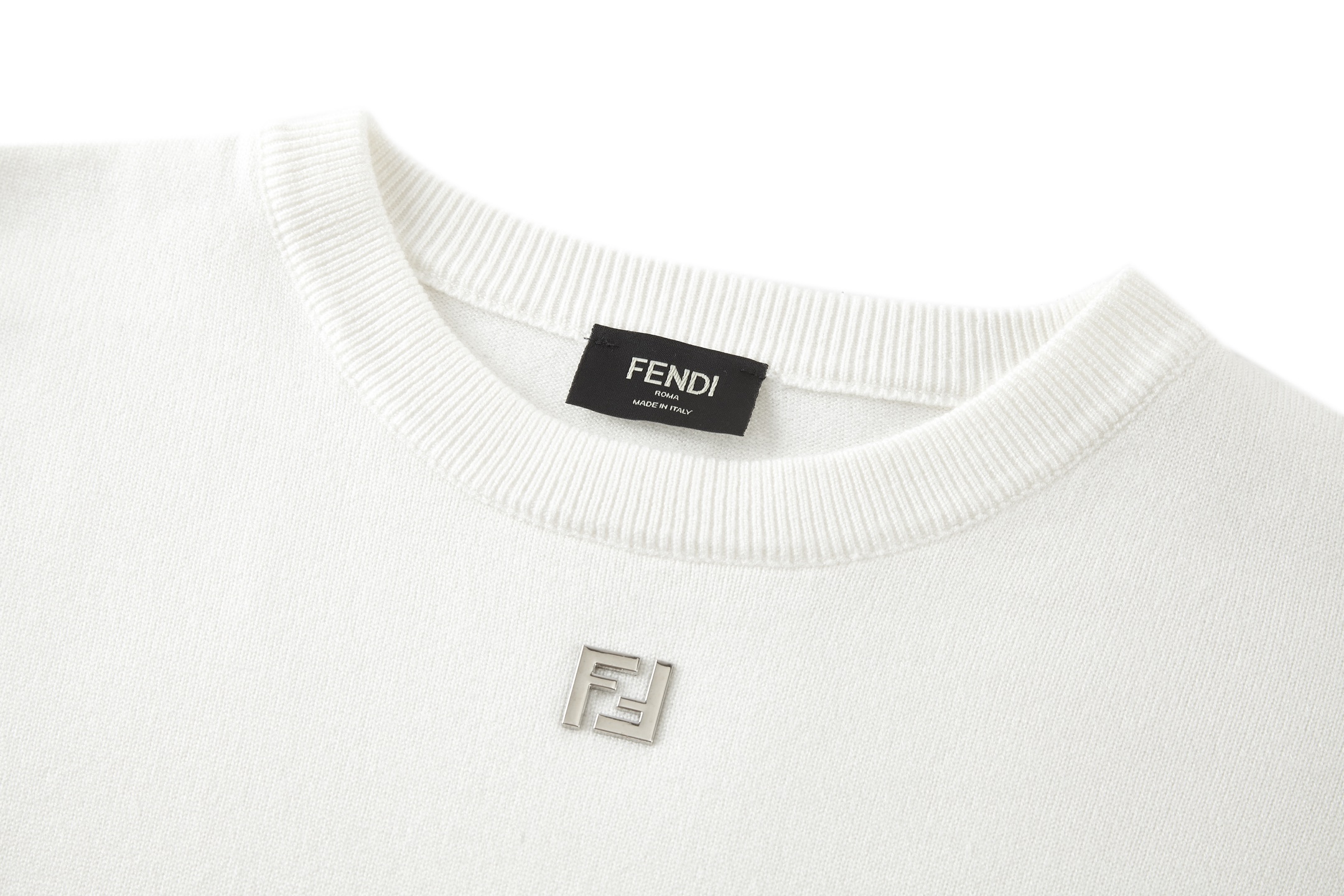 。FENDI 双F烫标打底针织衫
面料：采用羊毛混纺棉纱材料，成份分别为25羊毛，75棉，该款做为秋冬打