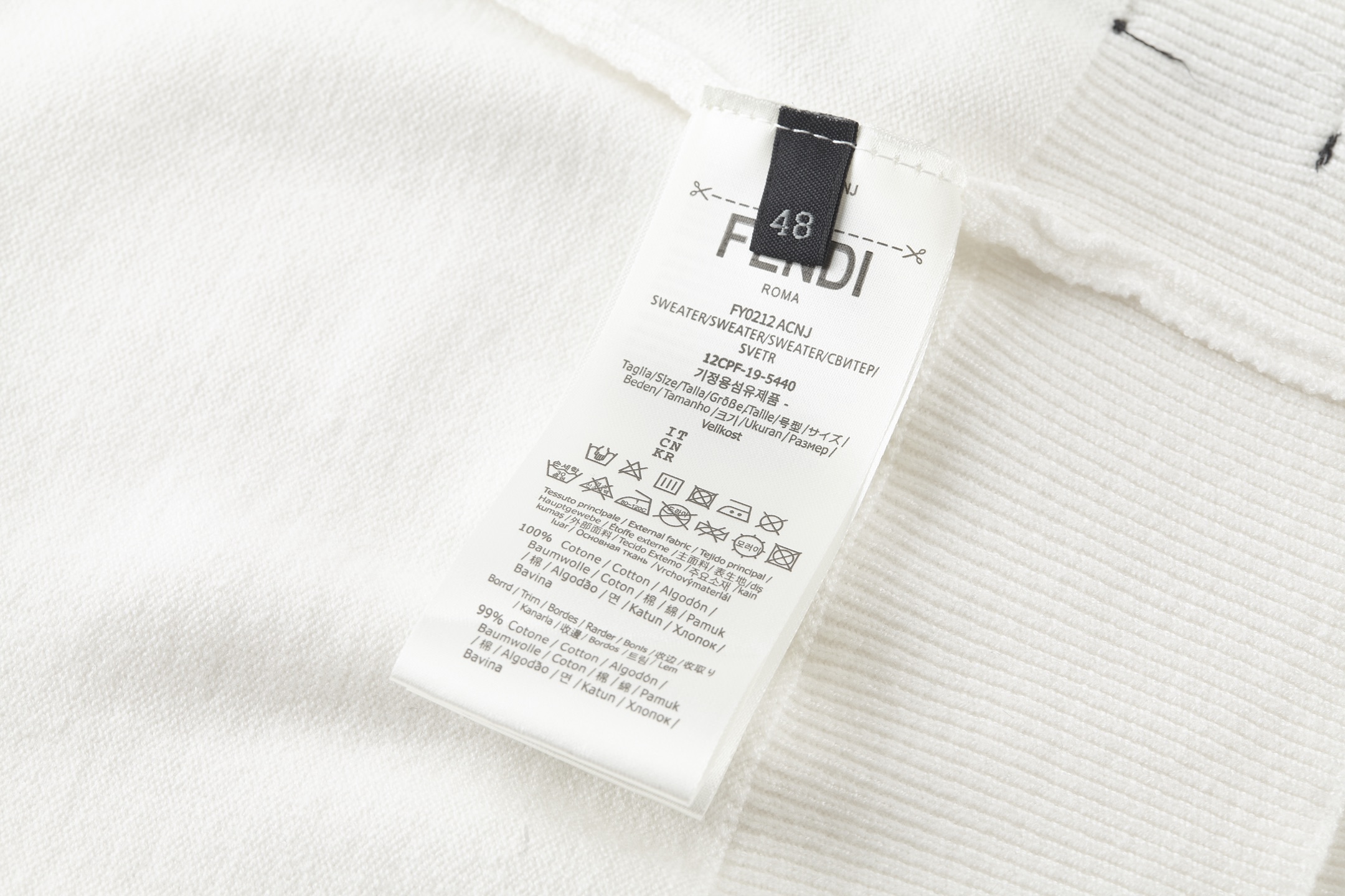 。FENDI 双F烫标打底针织衫
面料：采用羊毛混纺棉纱材料，成份分别为25羊毛，75棉，该款做为秋冬打