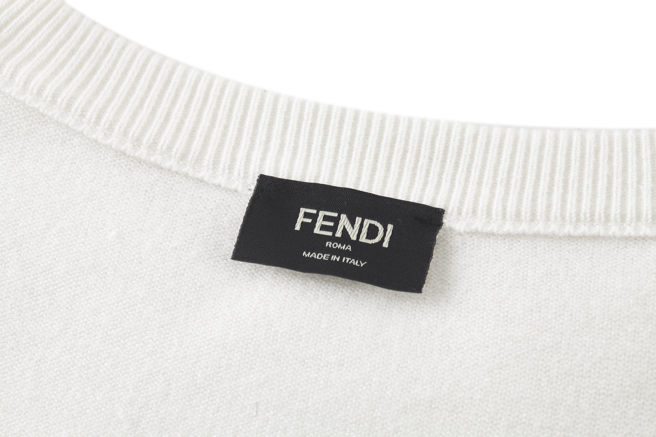 。FENDI 双F烫标打底针织衫
面料：采用羊毛混纺棉纱材料，成份分别为25羊毛，75棉，该款做为秋冬打