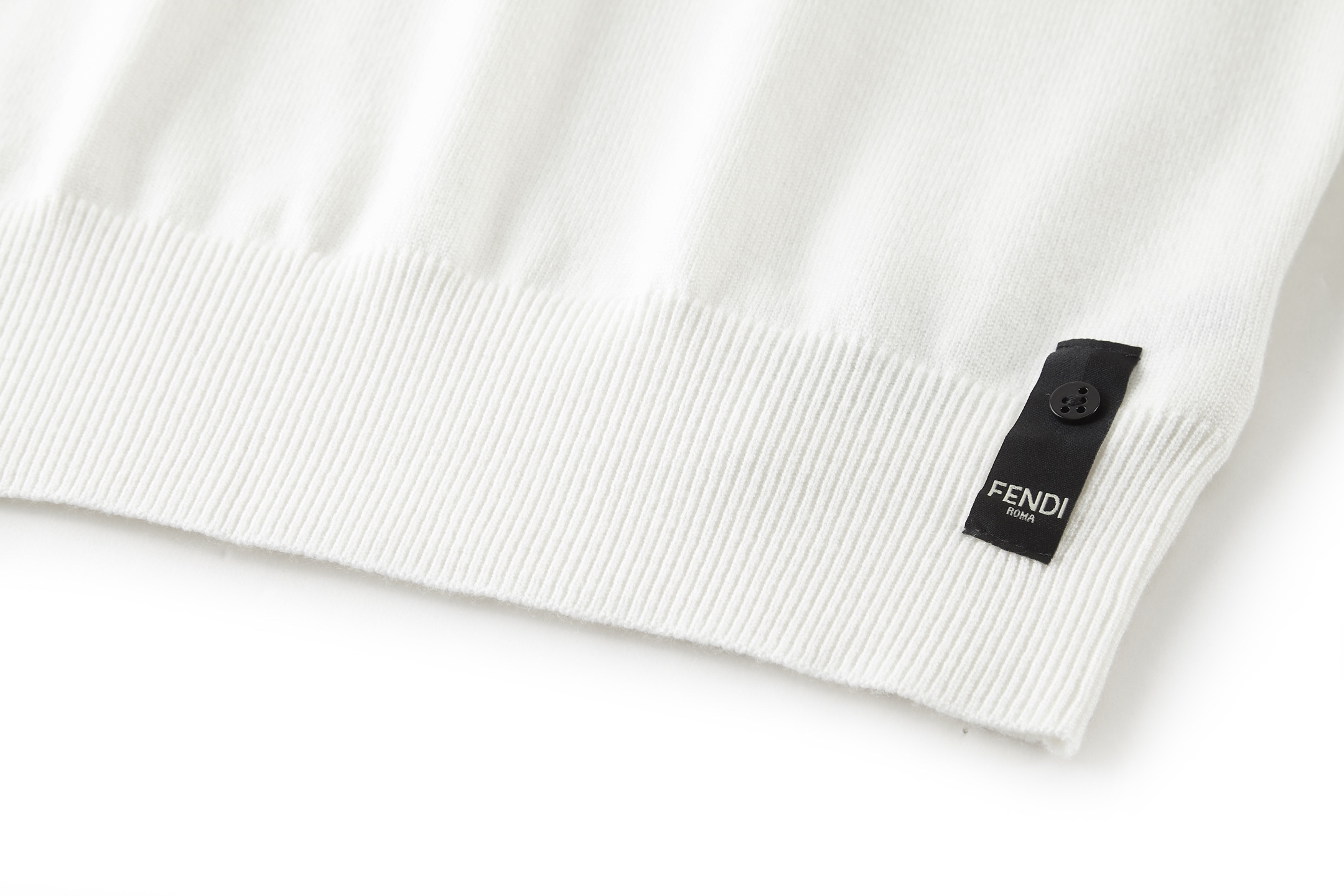 。FENDI 双F烫标打底针织衫
面料：采用羊毛混纺棉纱材料，成份分别为25羊毛，75棉，该款做为秋冬打