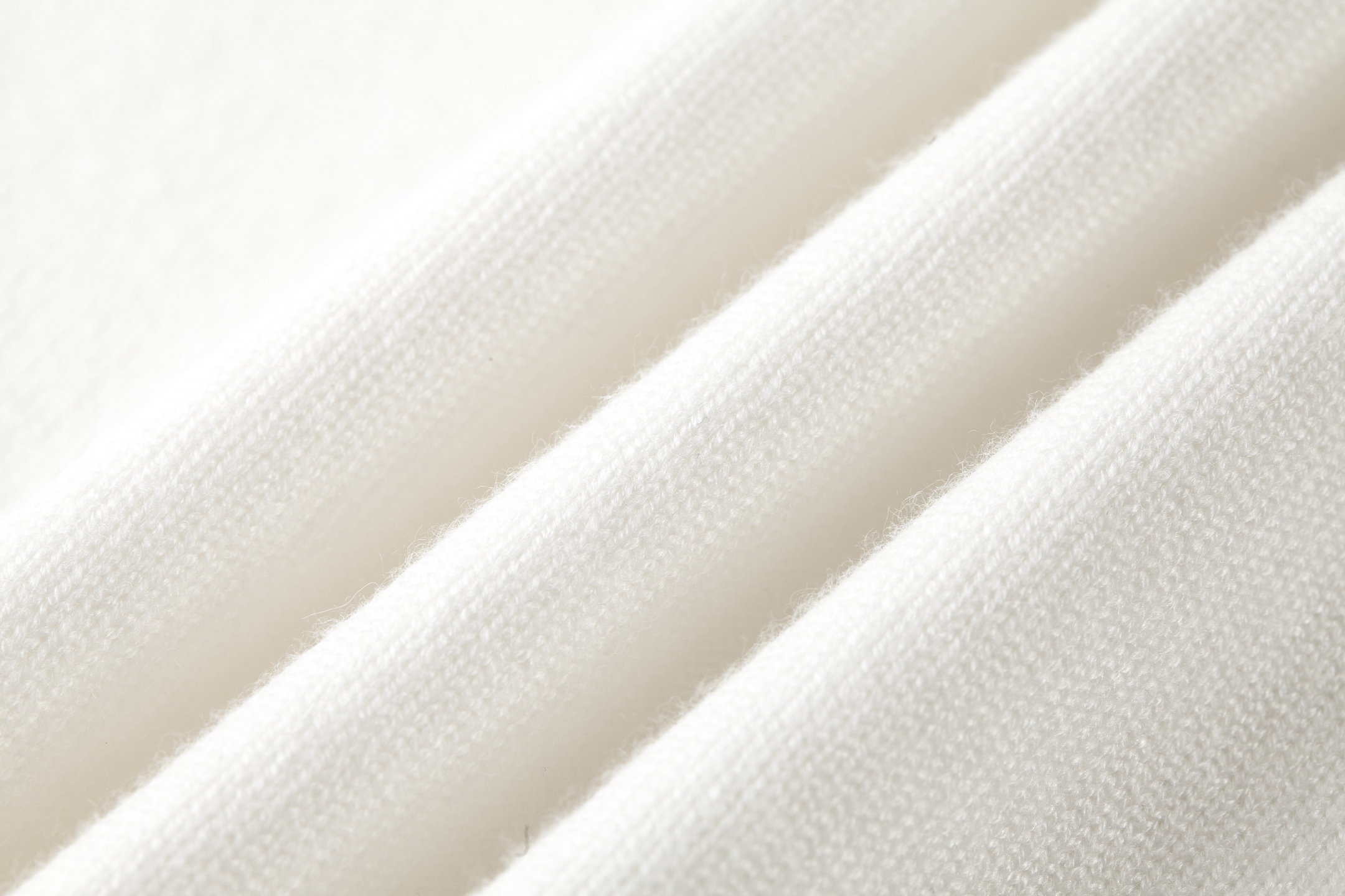 。FENDI 双F烫标打底针织衫
面料：采用羊毛混纺棉纱材料，成份分别为25羊毛，75棉，该款做为秋冬打