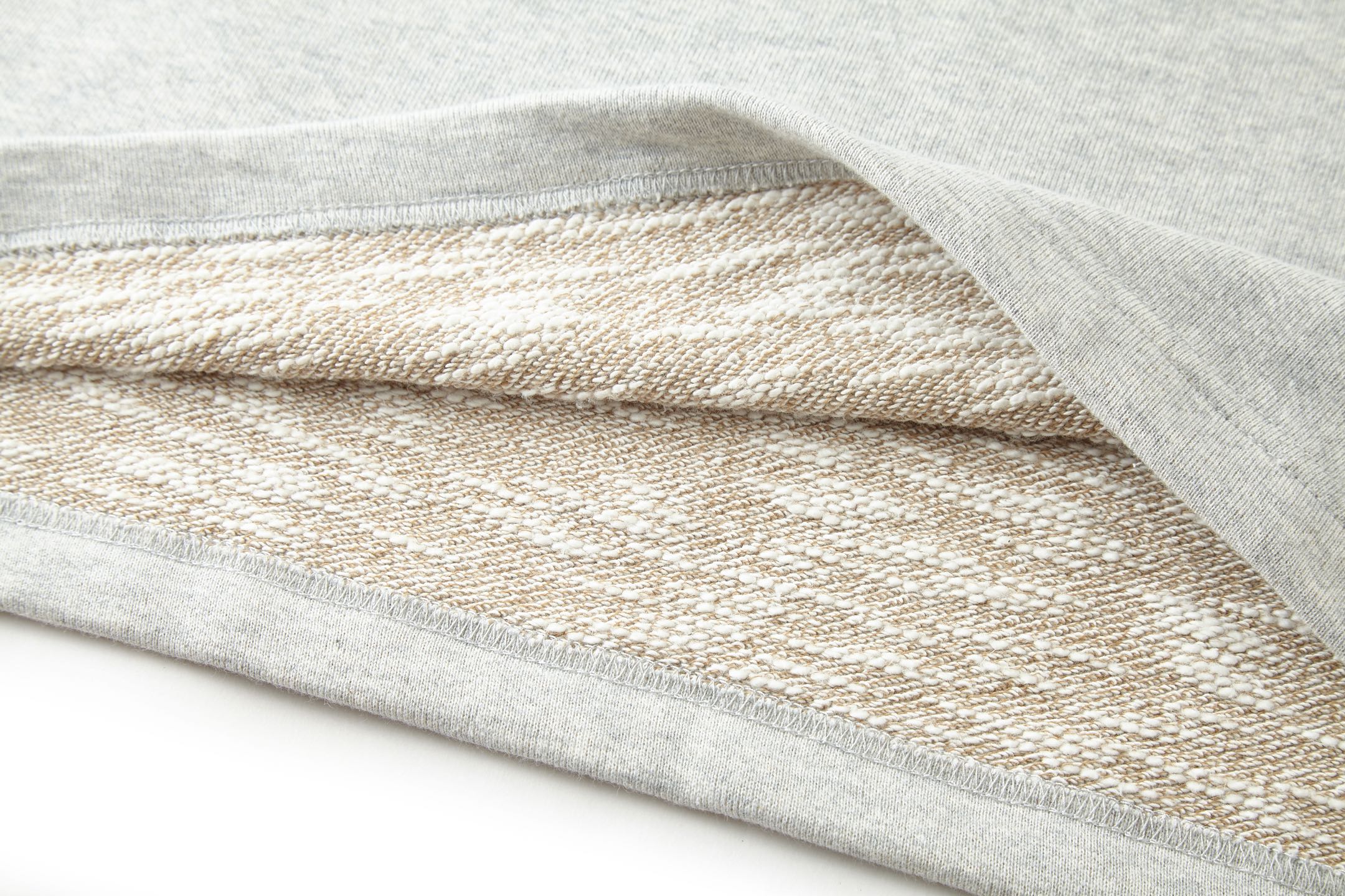 。LOUIS VUITTON 莱茵石烫钻圆领卫衣
面料：380克混纱毛圈面料，面料原版定染定织底部多纱色