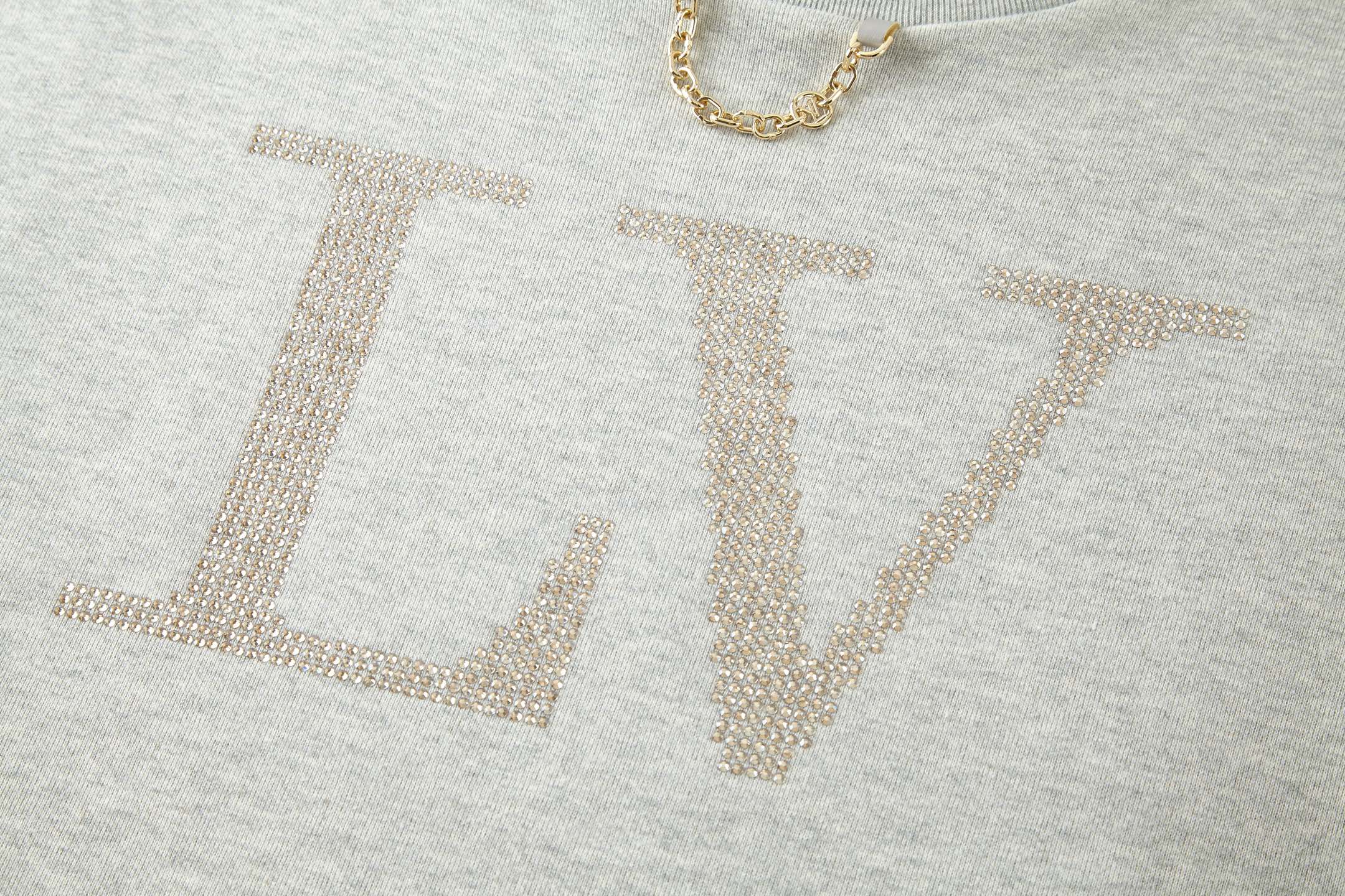 。LOUIS VUITTON 莱茵石烫钻圆领卫衣
面料：380克混纱毛圈面料，面料原版定染定织底部多纱色