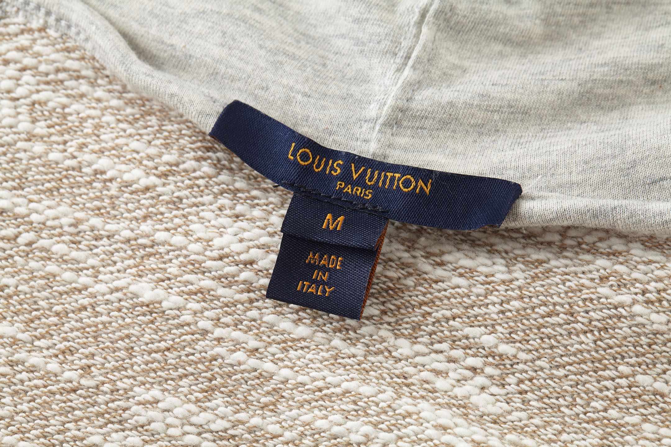 。LOUIS VUITTON 莱茵石烫钻圆领帽衫卫衣
面料：380克混纱毛圈面料，面料原版定染定织底部多