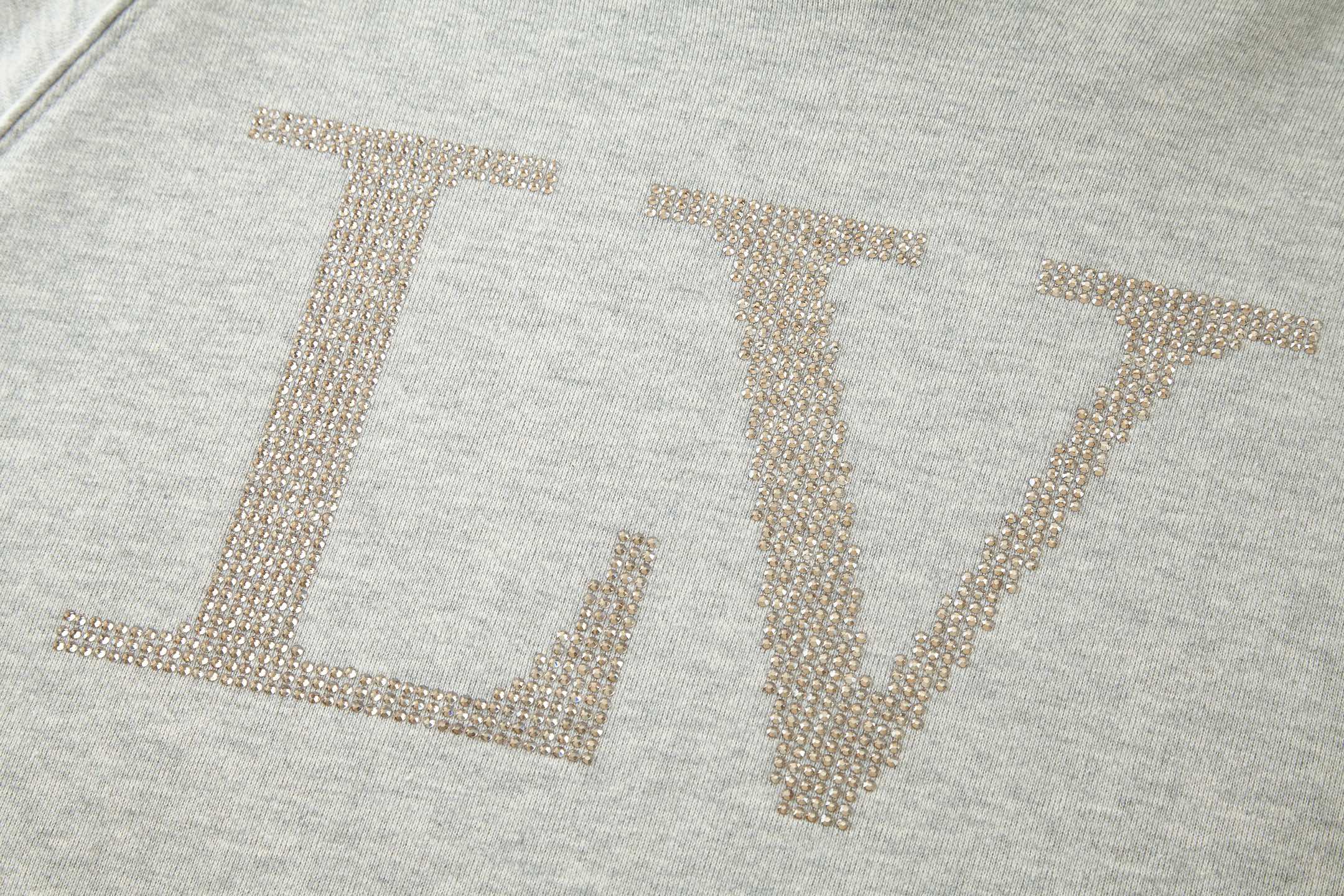 。LOUIS VUITTON 莱茵石烫钻圆领帽衫卫衣
面料：380克混纱毛圈面料，面料原版定染定织底部多