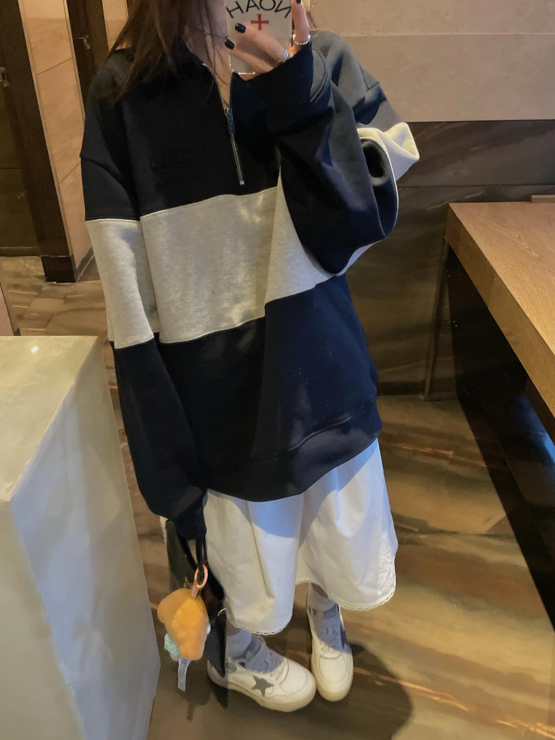 。MiuMiu 刺绣徽标撞色POLO衫
面料：采用380克双股鱼鳞毛圈。
面料：螺纹搭配2*2同缸双纱。