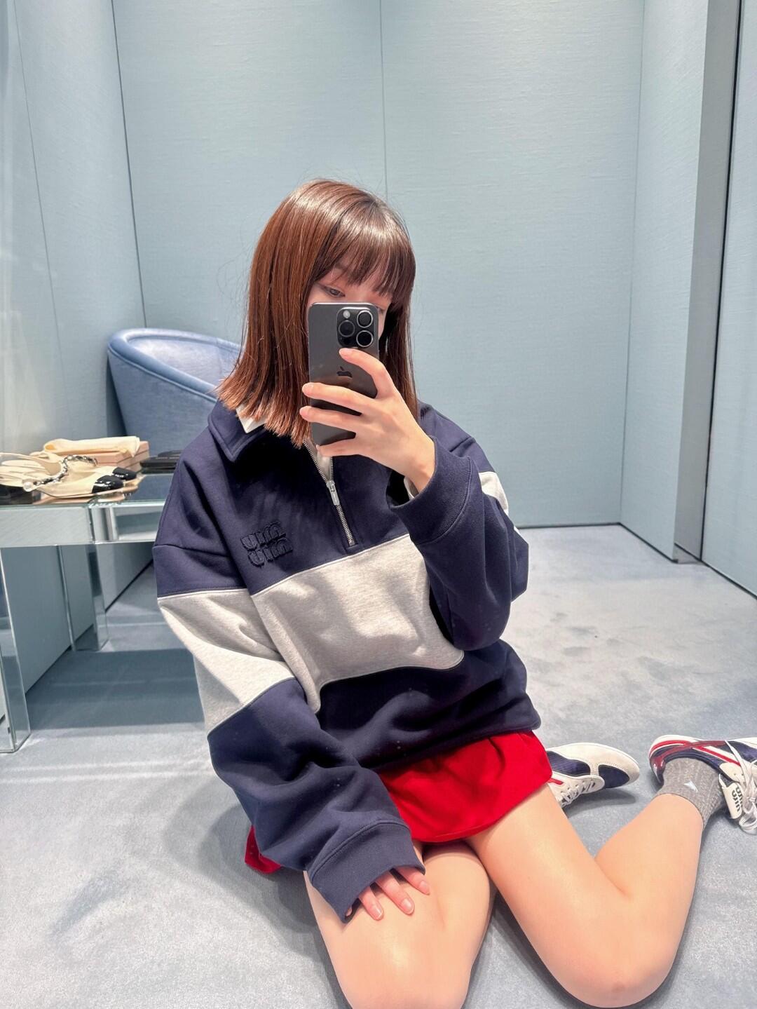 。MiuMiu 刺绣徽标撞色POLO衫
面料：采用380克双股鱼鳞毛圈。
面料：螺纹搭配2*2同缸双纱。