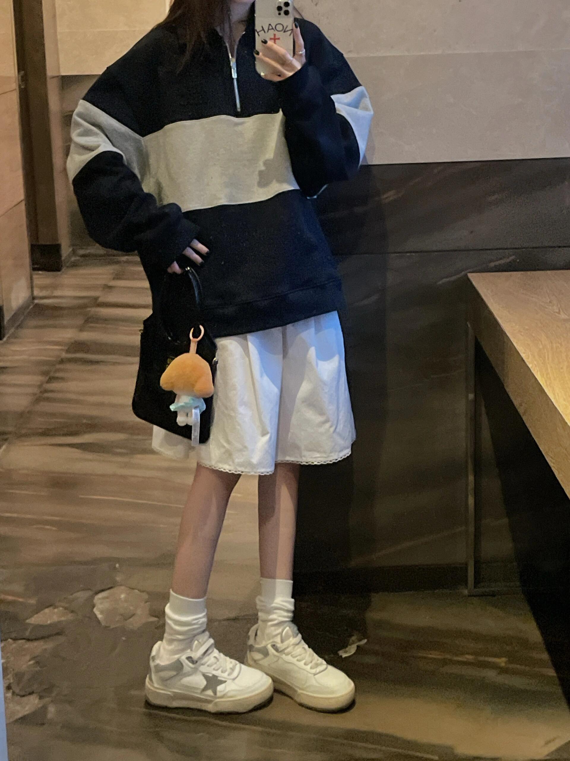 。MiuMiu 刺绣徽标撞色POLO衫
面料：采用380克双股鱼鳞毛圈。
面料：螺纹搭配2*2同缸双纱。