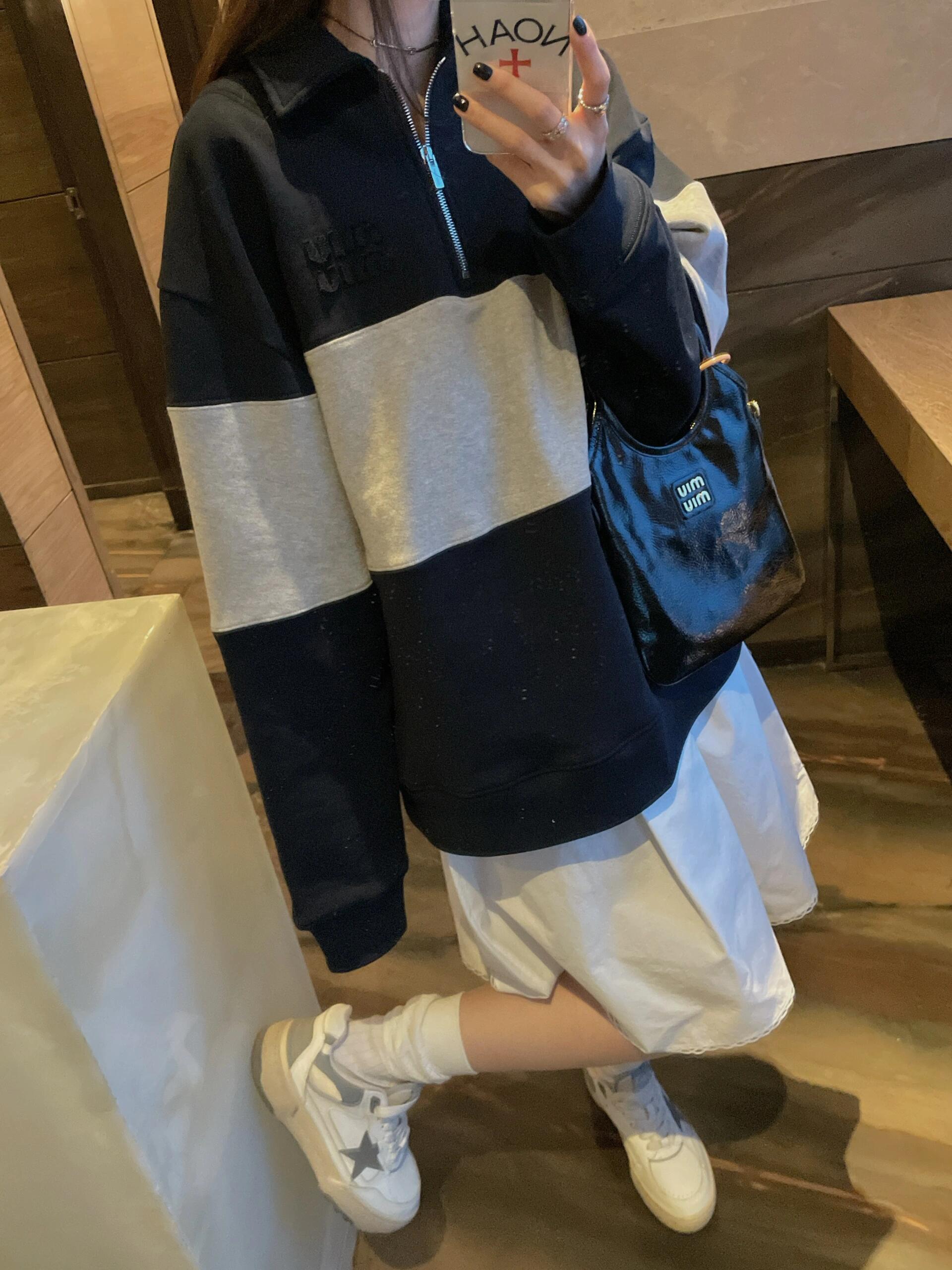 。MiuMiu 刺绣徽标撞色POLO衫
面料：采用380克双股鱼鳞毛圈。
面料：螺纹搭配2*2同缸双纱。