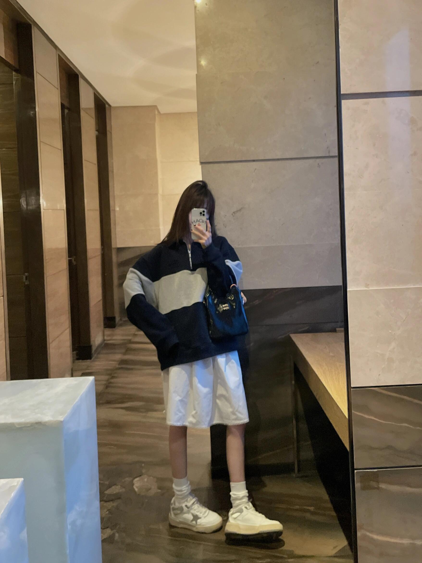 。MiuMiu 刺绣徽标撞色POLO衫
面料：采用380克双股鱼鳞毛圈。
面料：螺纹搭配2*2同缸双纱。