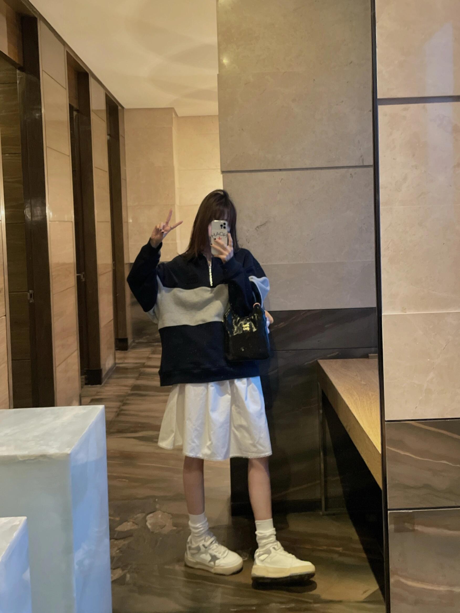 。MiuMiu 刺绣徽标撞色POLO衫
面料：采用380克双股鱼鳞毛圈。
面料：螺纹搭配2*2同缸双纱。