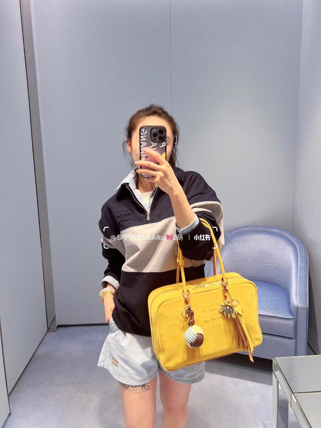 。MiuMiu 刺绣徽标撞色POLO衫
面料：采用380克双股鱼鳞毛圈。
面料：螺纹搭配2*2同缸双纱。