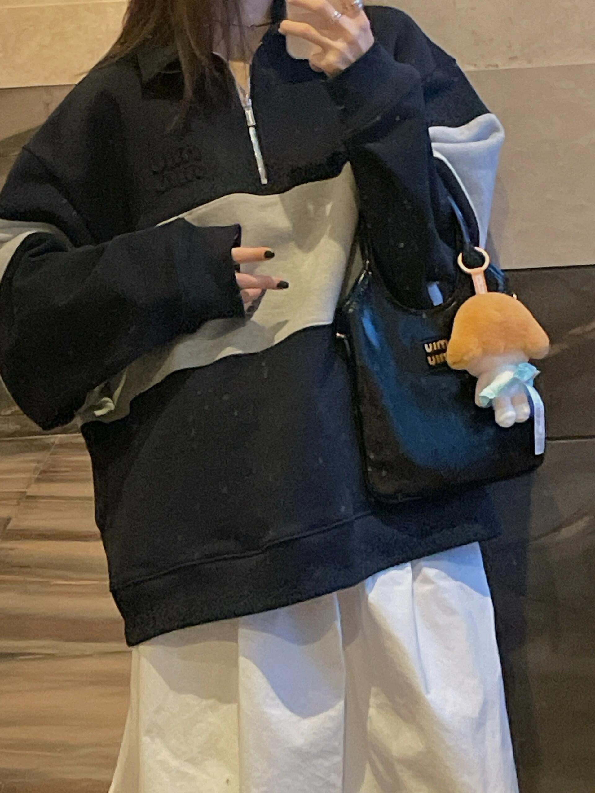 。MiuMiu 刺绣徽标撞色POLO衫
面料：采用380克双股鱼鳞毛圈。
面料：螺纹搭配2*2同缸双纱。