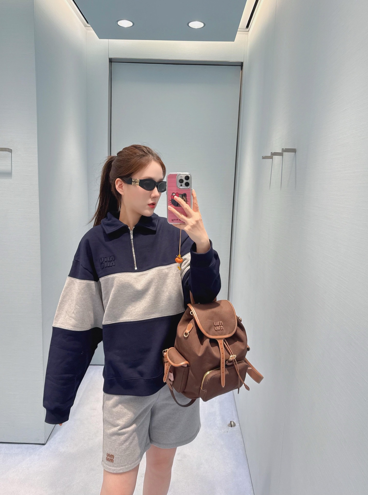 。MiuMiu 刺绣徽标撞色POLO衫
面料：采用380克双股鱼鳞毛圈。
面料：螺纹搭配2*2同缸双纱。