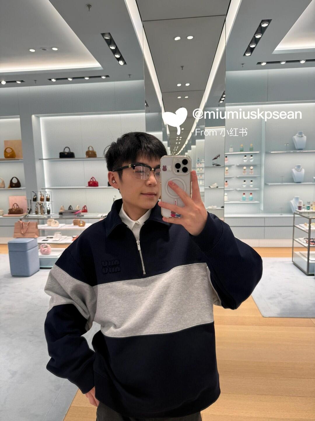 。MiuMiu 刺绣徽标撞色POLO衫
面料：采用380克双股鱼鳞毛圈。
面料：螺纹搭配2*2同缸双纱。