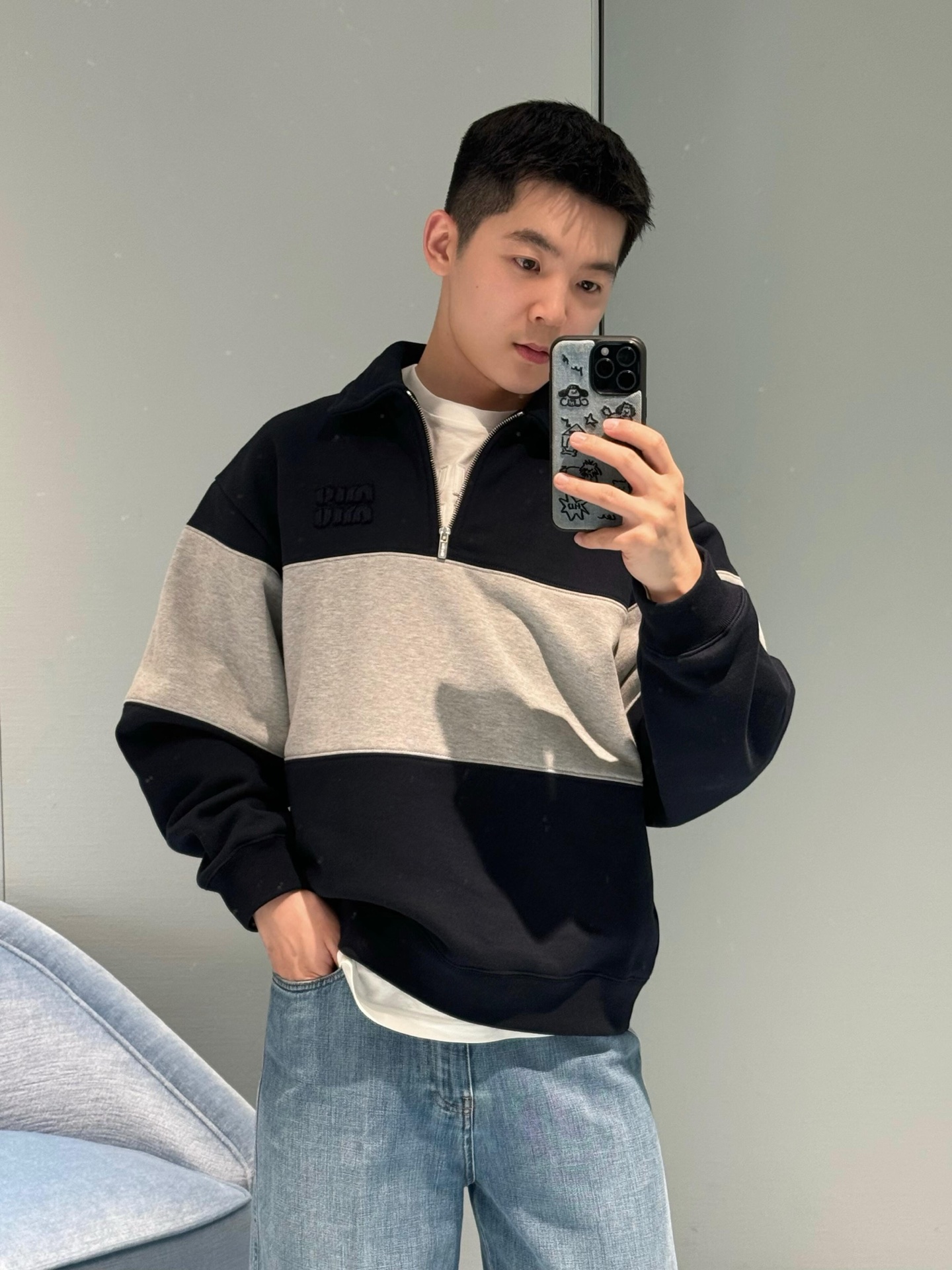 。MiuMiu 刺绣徽标撞色POLO衫
面料：采用380克双股鱼鳞毛圈。
面料：螺纹搭配2*2同缸双纱。