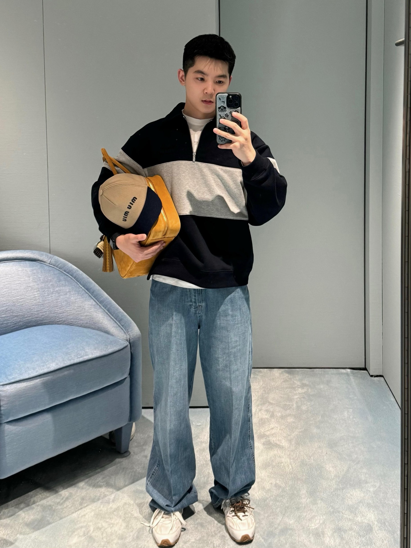 。MiuMiu 刺绣徽标撞色POLO衫
面料：采用380克双股鱼鳞毛圈。
面料：螺纹搭配2*2同缸双纱。