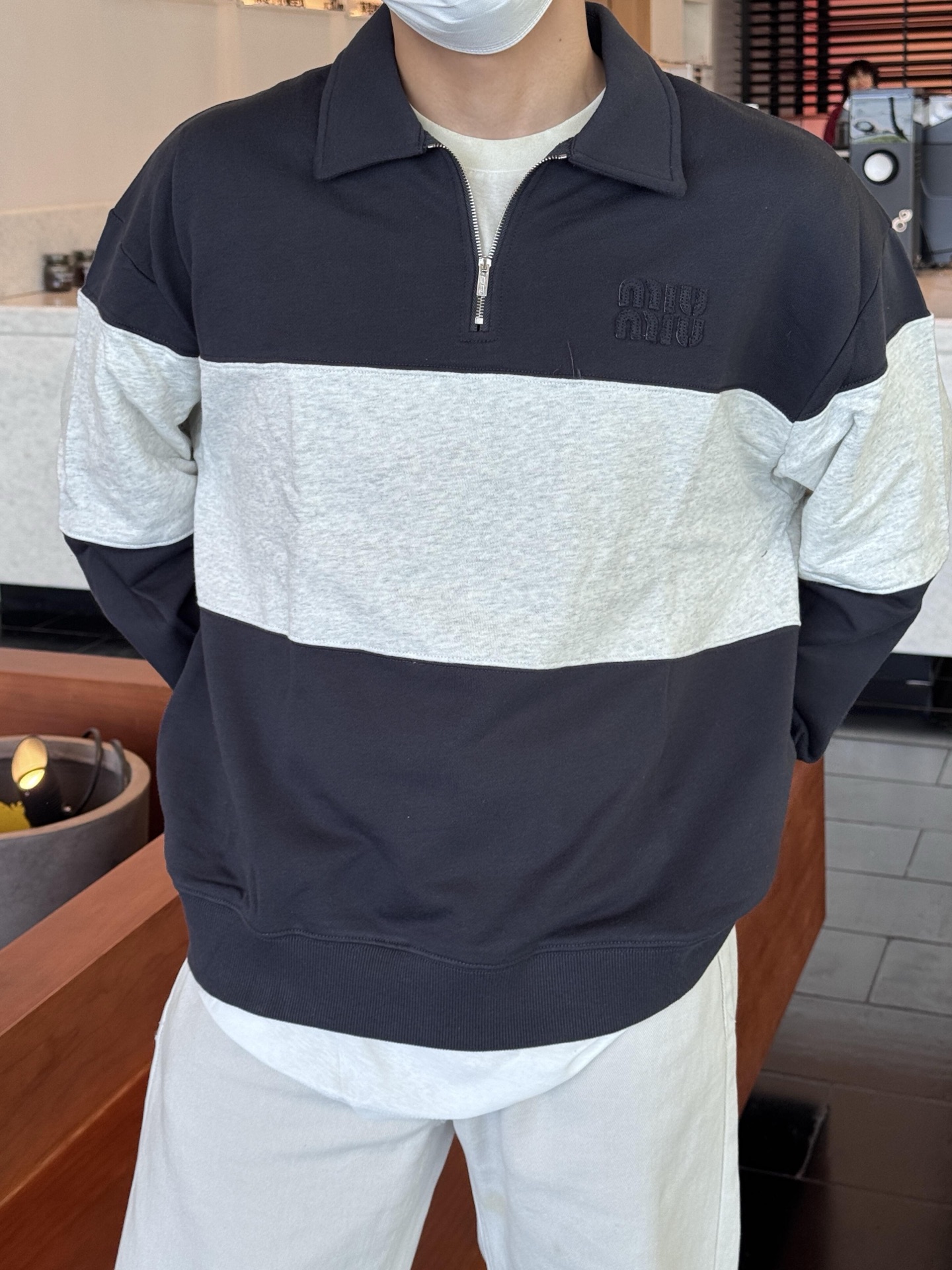 。MiuMiu 刺绣徽标撞色POLO衫
面料：采用380克双股鱼鳞毛圈。
面料：螺纹搭配2*2同缸双纱。