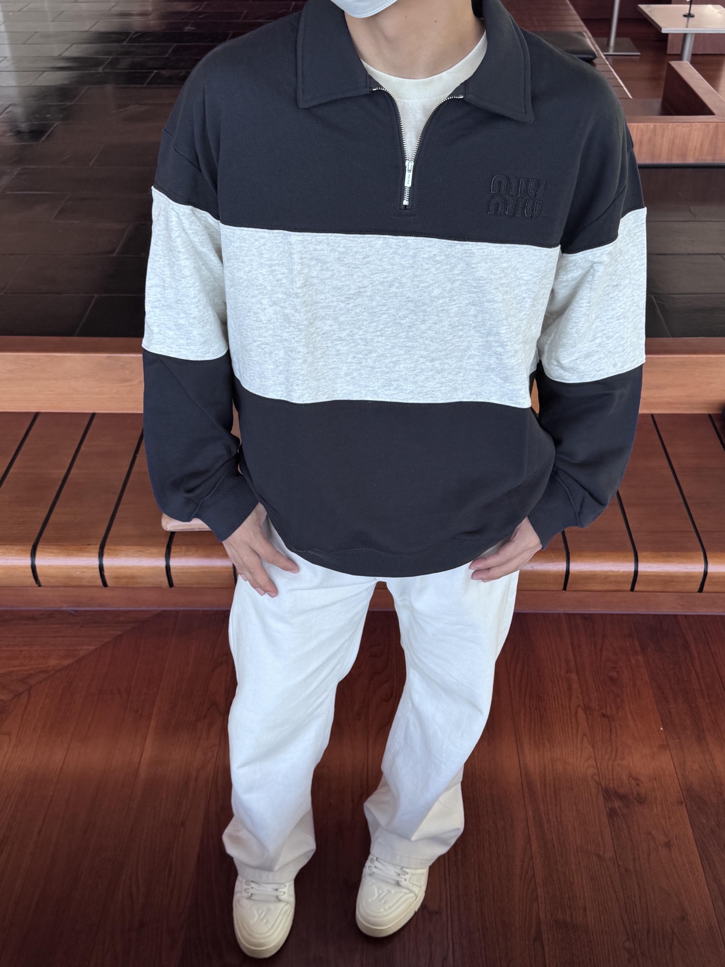 。MiuMiu 刺绣徽标撞色POLO衫
面料：采用380克双股鱼鳞毛圈。
面料：螺纹搭配2*2同缸双纱。