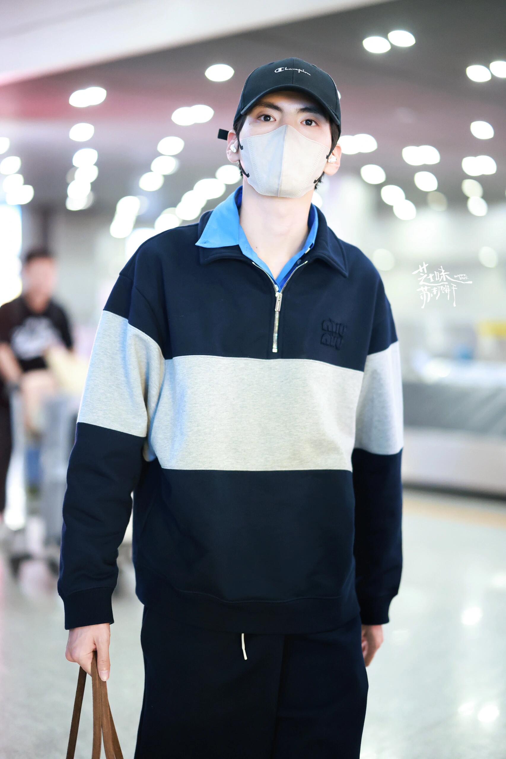 。MiuMiu 刺绣徽标撞色POLO衫
面料：采用380克双股鱼鳞毛圈。
面料：螺纹搭配2*2同缸双纱。