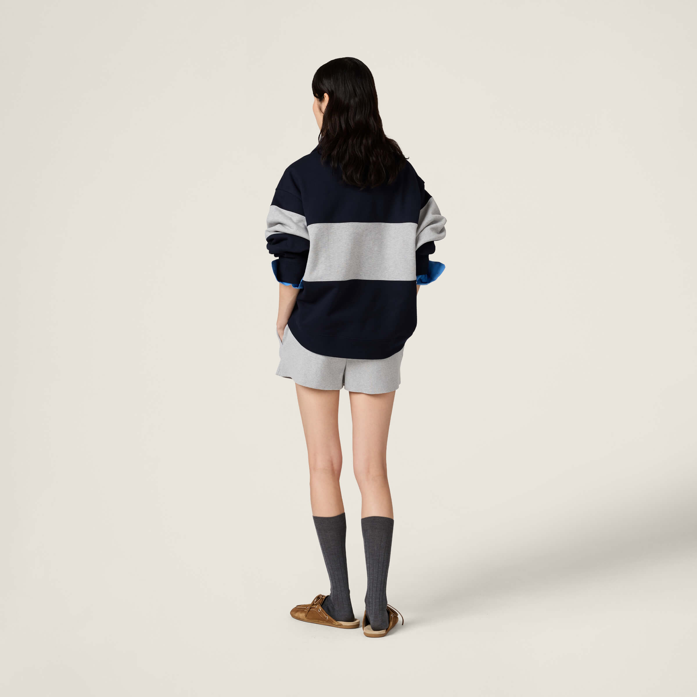 。MiuMiu 刺绣徽标撞色POLO衫
面料：采用380克双股鱼鳞毛圈。
面料：螺纹搭配2*2同缸双纱。