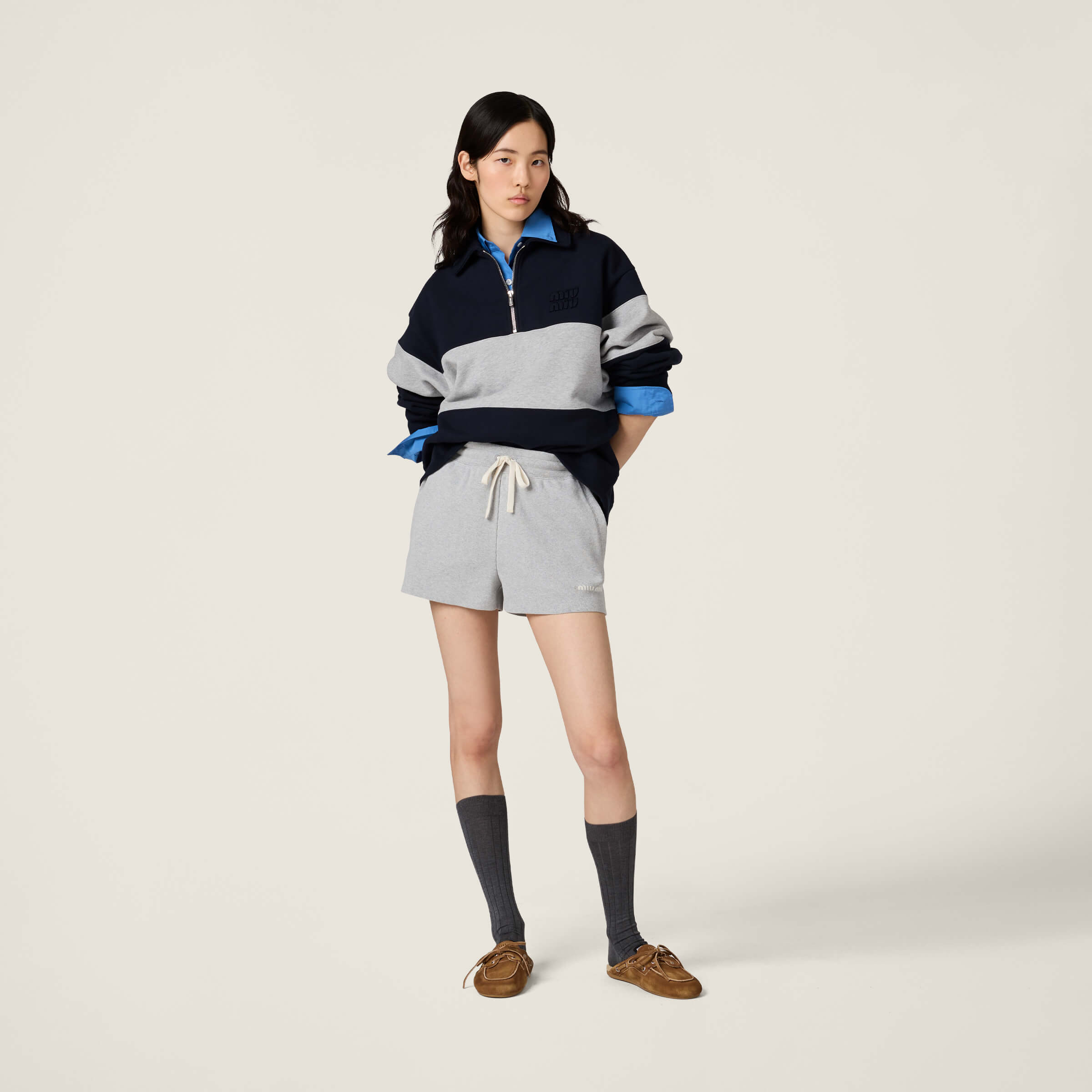 。MiuMiu 刺绣徽标撞色POLO衫
面料：采用380克双股鱼鳞毛圈。
面料：螺纹搭配2*2同缸双纱。