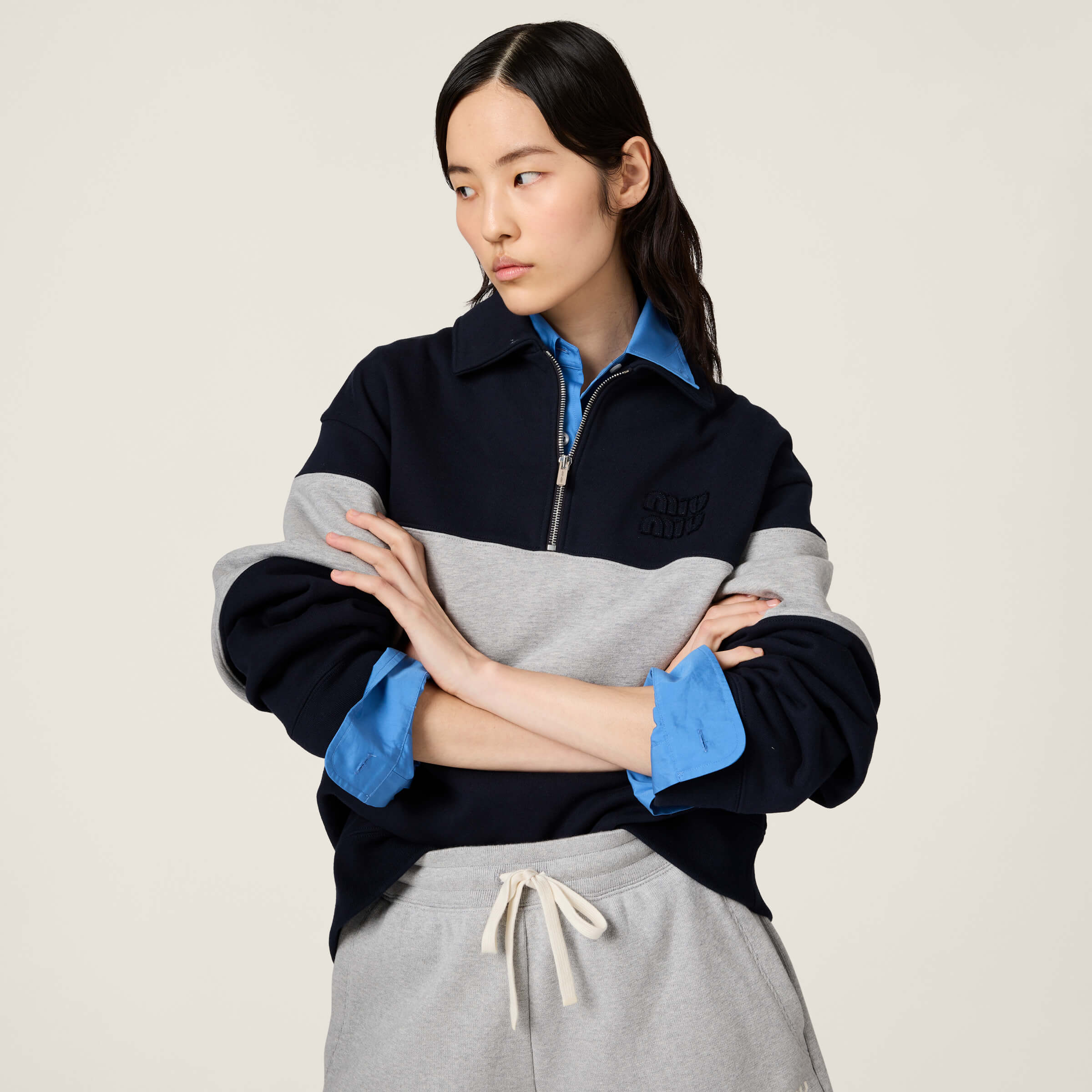 。MiuMiu 刺绣徽标撞色POLO衫
面料：采用380克双股鱼鳞毛圈。
面料：螺纹搭配2*2同缸双纱。