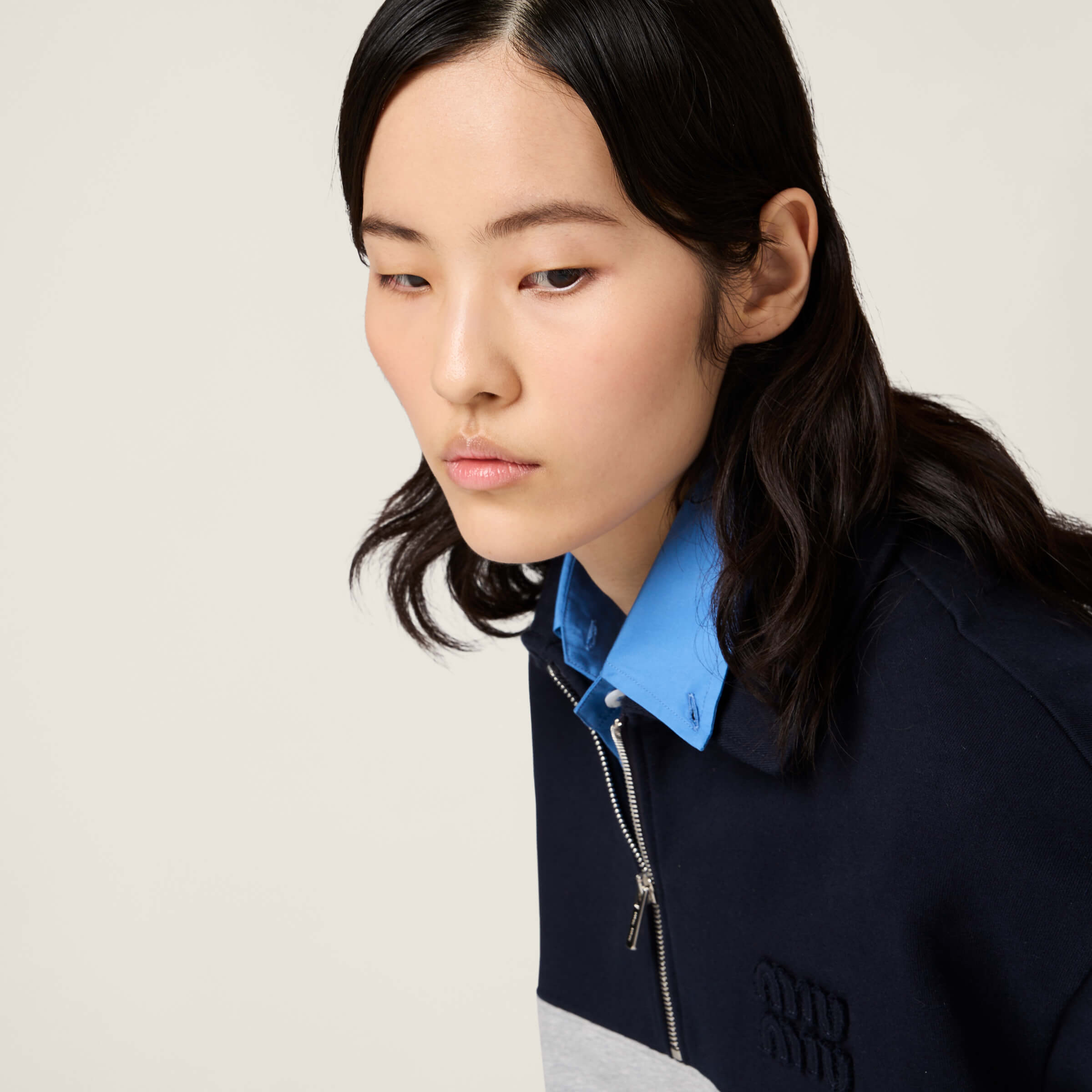 。MiuMiu 刺绣徽标撞色POLO衫
面料：采用380克双股鱼鳞毛圈。
面料：螺纹搭配2*2同缸双纱。