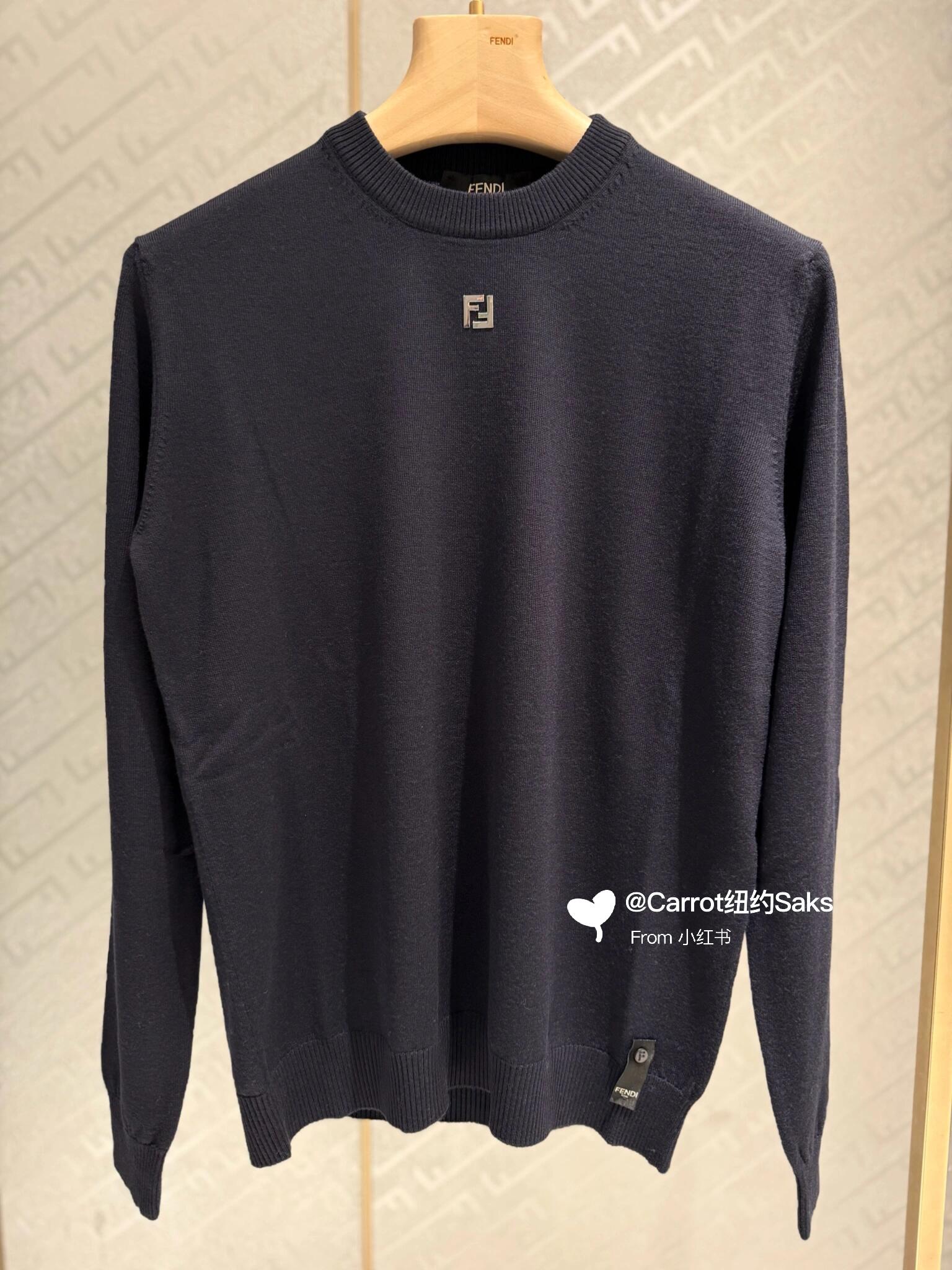 。FENDI 双F烫标打底针织衫
面料：采用羊毛混纺棉纱材料，成份分别为25羊毛，75棉，该款做为秋冬打