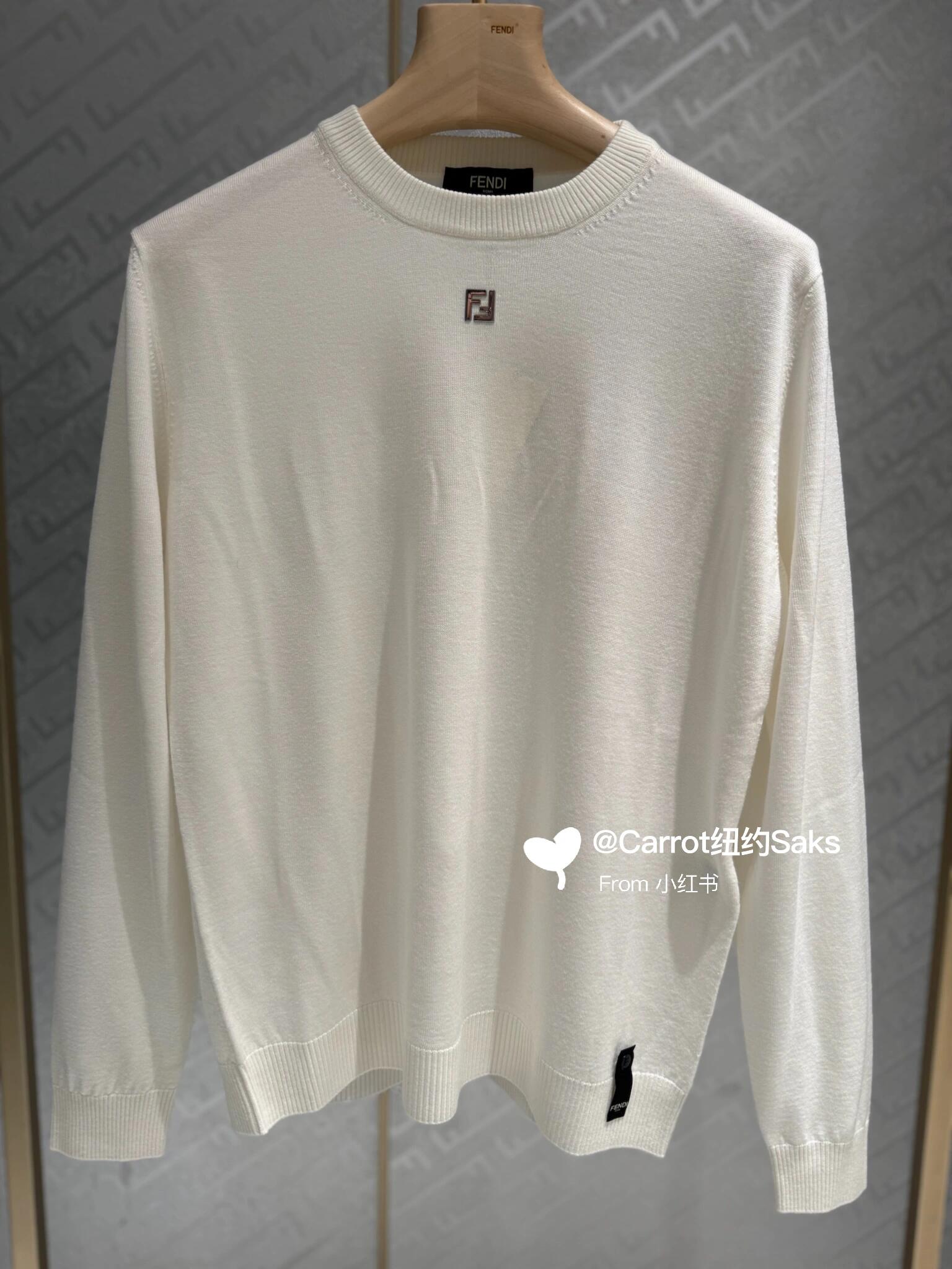 。FENDI 双F烫标打底针织衫
面料：采用羊毛混纺棉纱材料，成份分别为25羊毛，75棉，该款做为秋冬打
