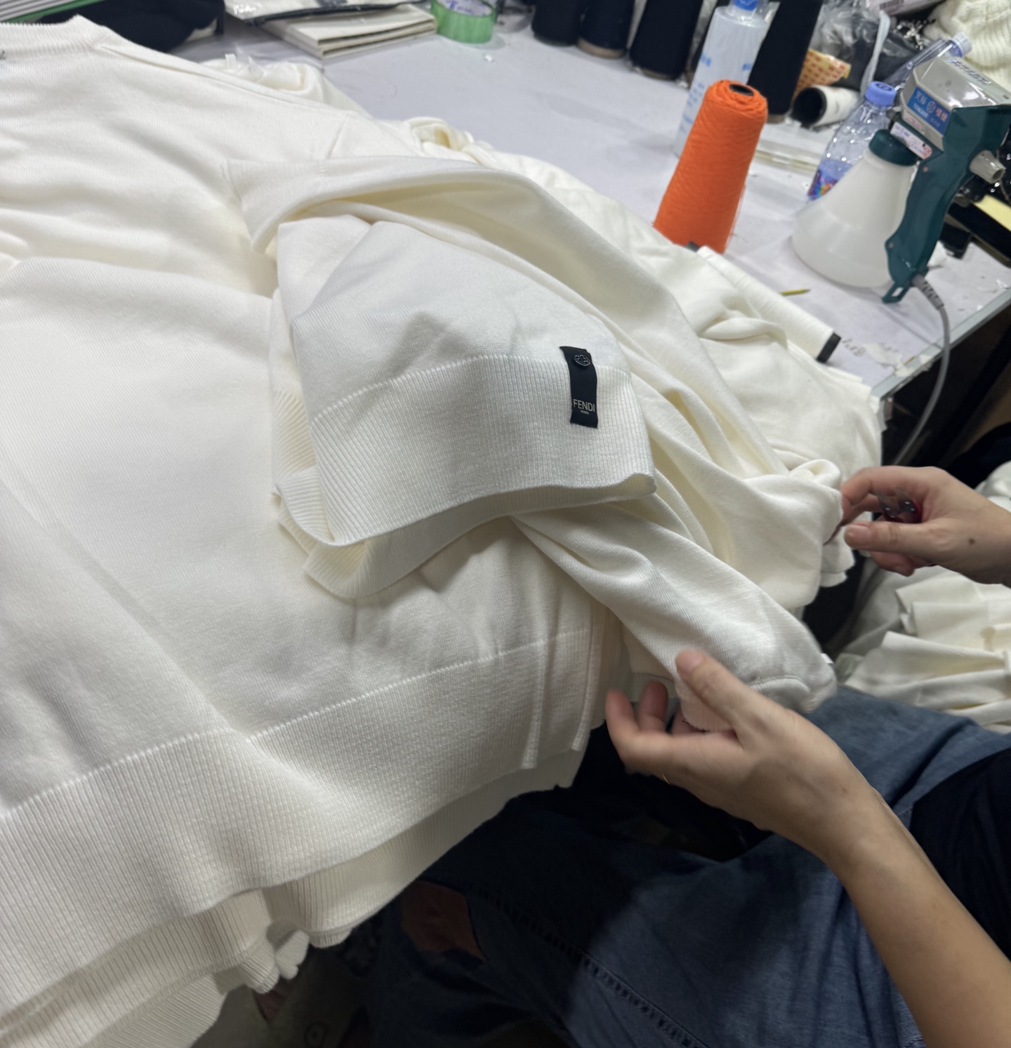 。FENDI 双F烫标打底针织衫
面料：采用羊毛混纺棉纱材料，成份分别为25羊毛，75棉，该款做为秋冬打