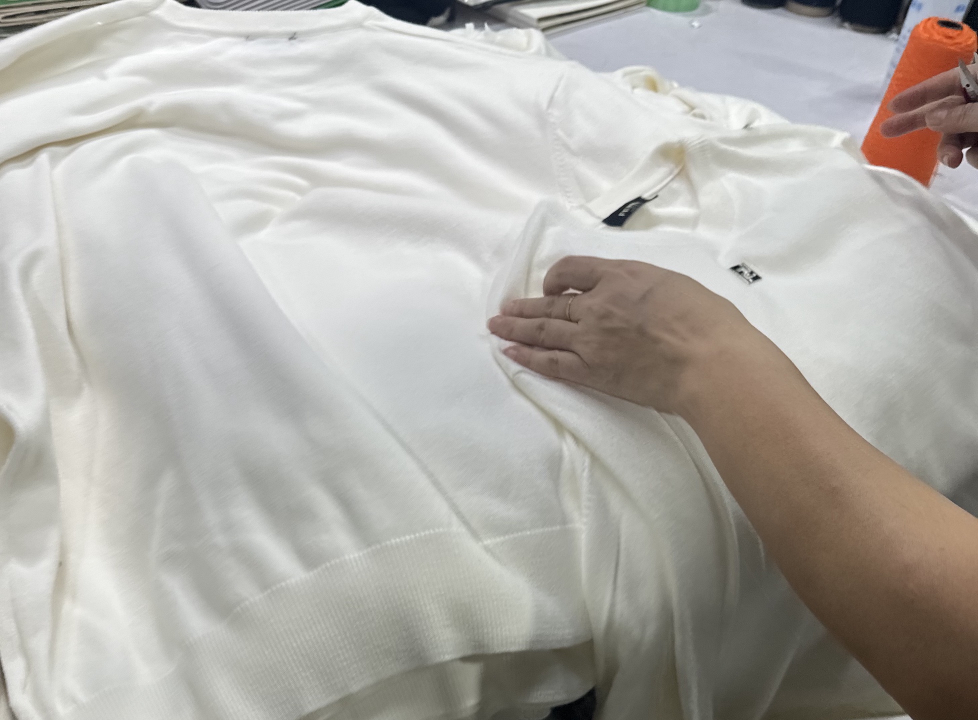 。FENDI 双F烫标打底针织衫
面料：采用羊毛混纺棉纱材料，成份分别为25羊毛，75棉，该款做为秋冬打