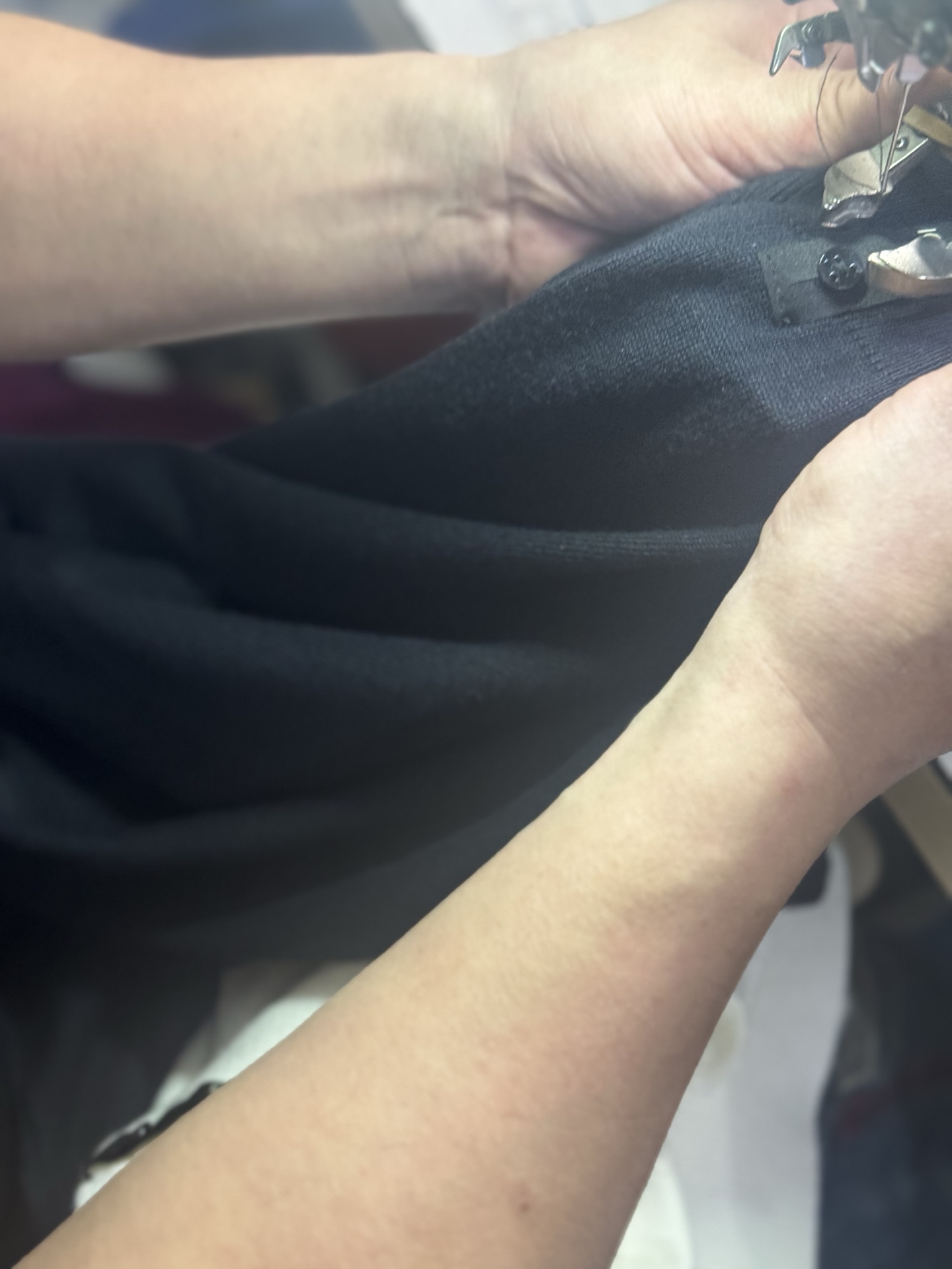 。FENDI 双F烫标打底针织衫
面料：采用羊毛混纺棉纱材料，成份分别为25羊毛，75棉，该款做为秋冬打