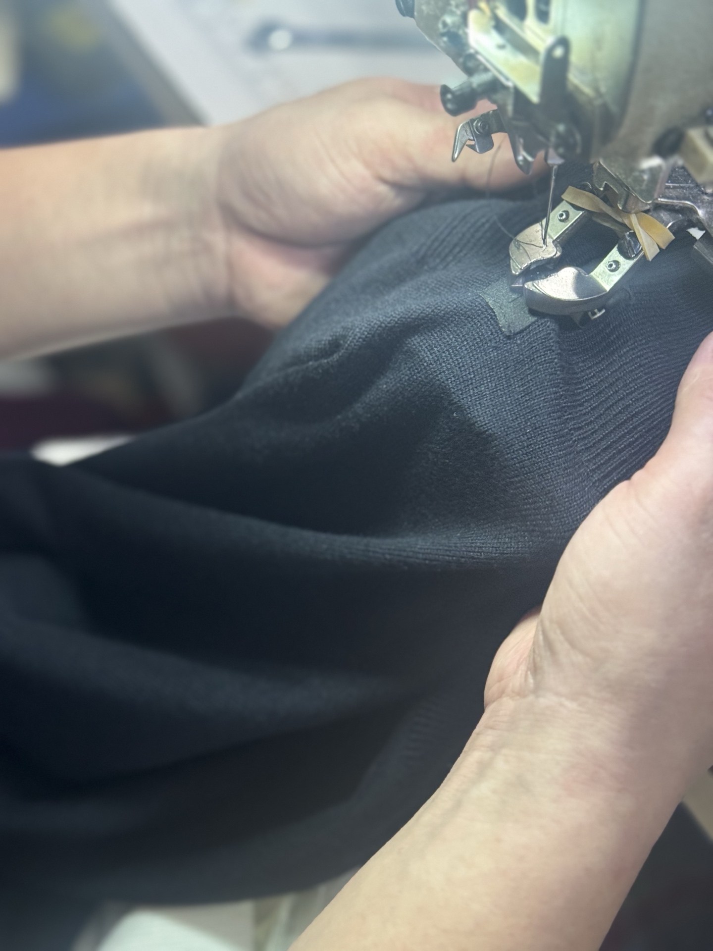 。FENDI 双F烫标打底针织衫
面料：采用羊毛混纺棉纱材料，成份分别为25羊毛，75棉，该款做为秋冬打