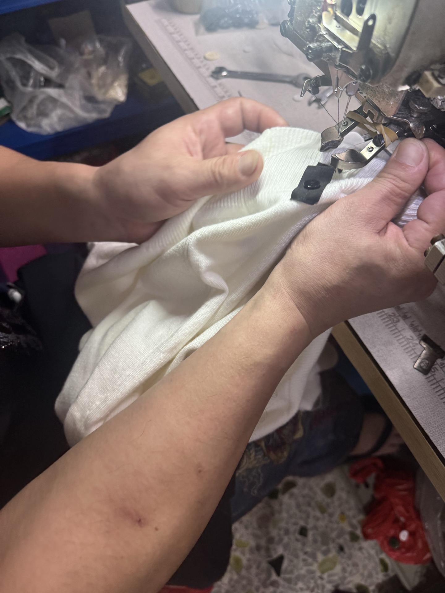 。FENDI 双F烫标打底针织衫
面料：采用羊毛混纺棉纱材料，成份分别为25羊毛，75棉，该款做为秋冬打