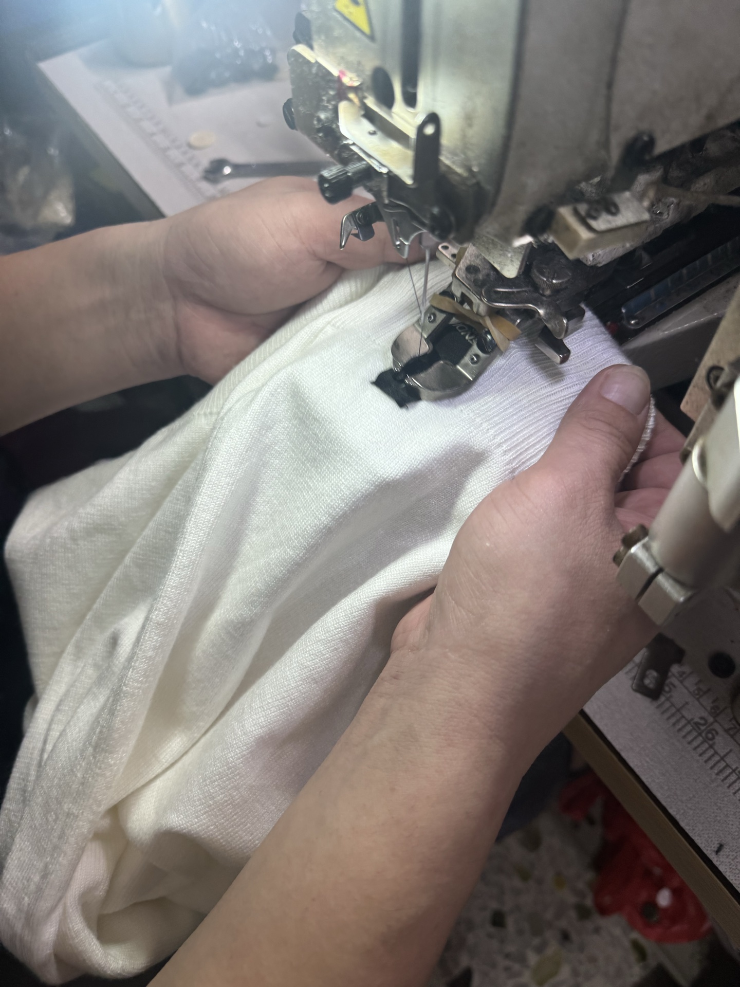 。FENDI 双F烫标打底针织衫
面料：采用羊毛混纺棉纱材料，成份分别为25羊毛，75棉，该款做为秋冬打