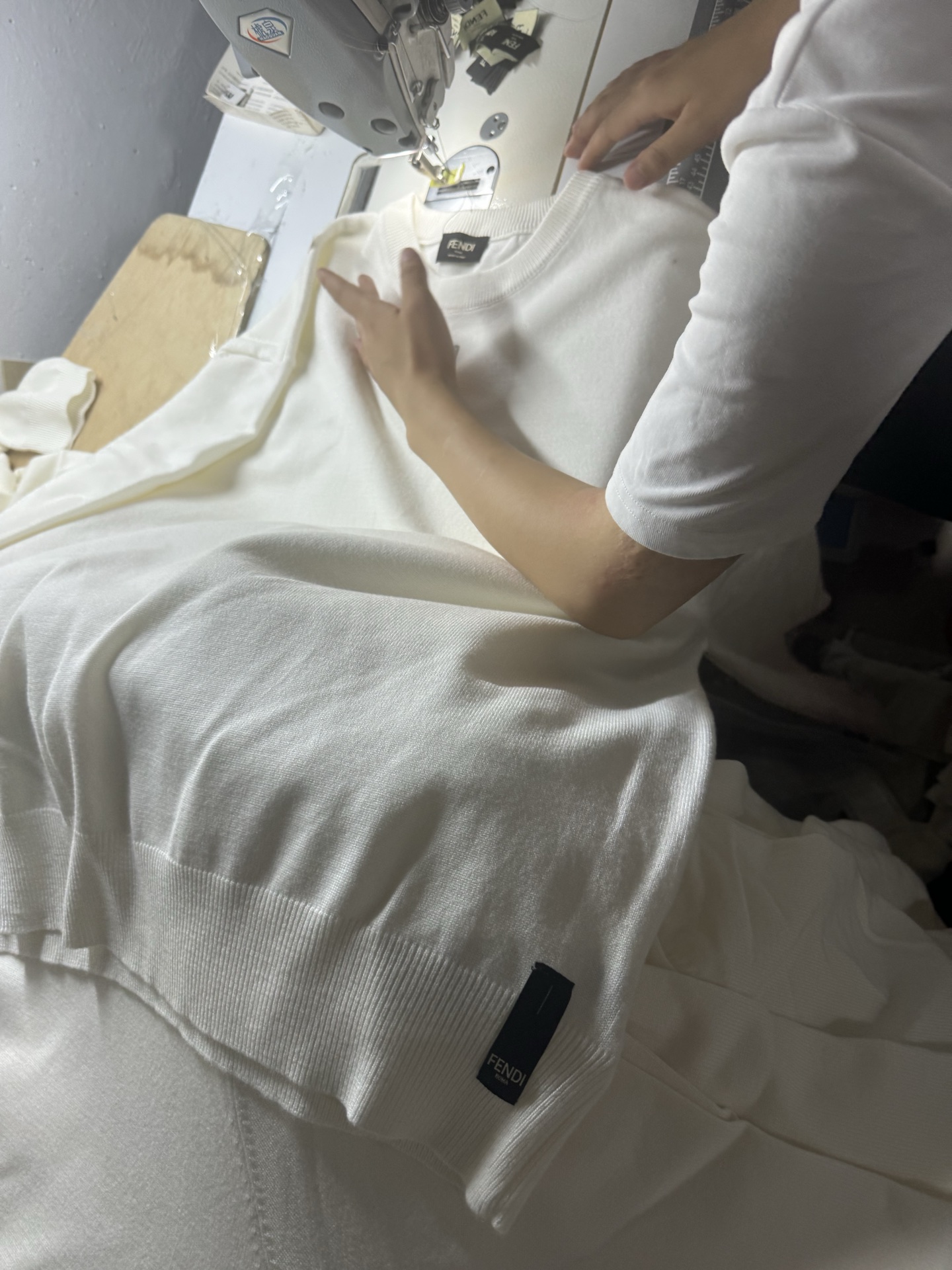 。FENDI 双F烫标打底针织衫
面料：采用羊毛混纺棉纱材料，成份分别为25羊毛，75棉，该款做为秋冬打