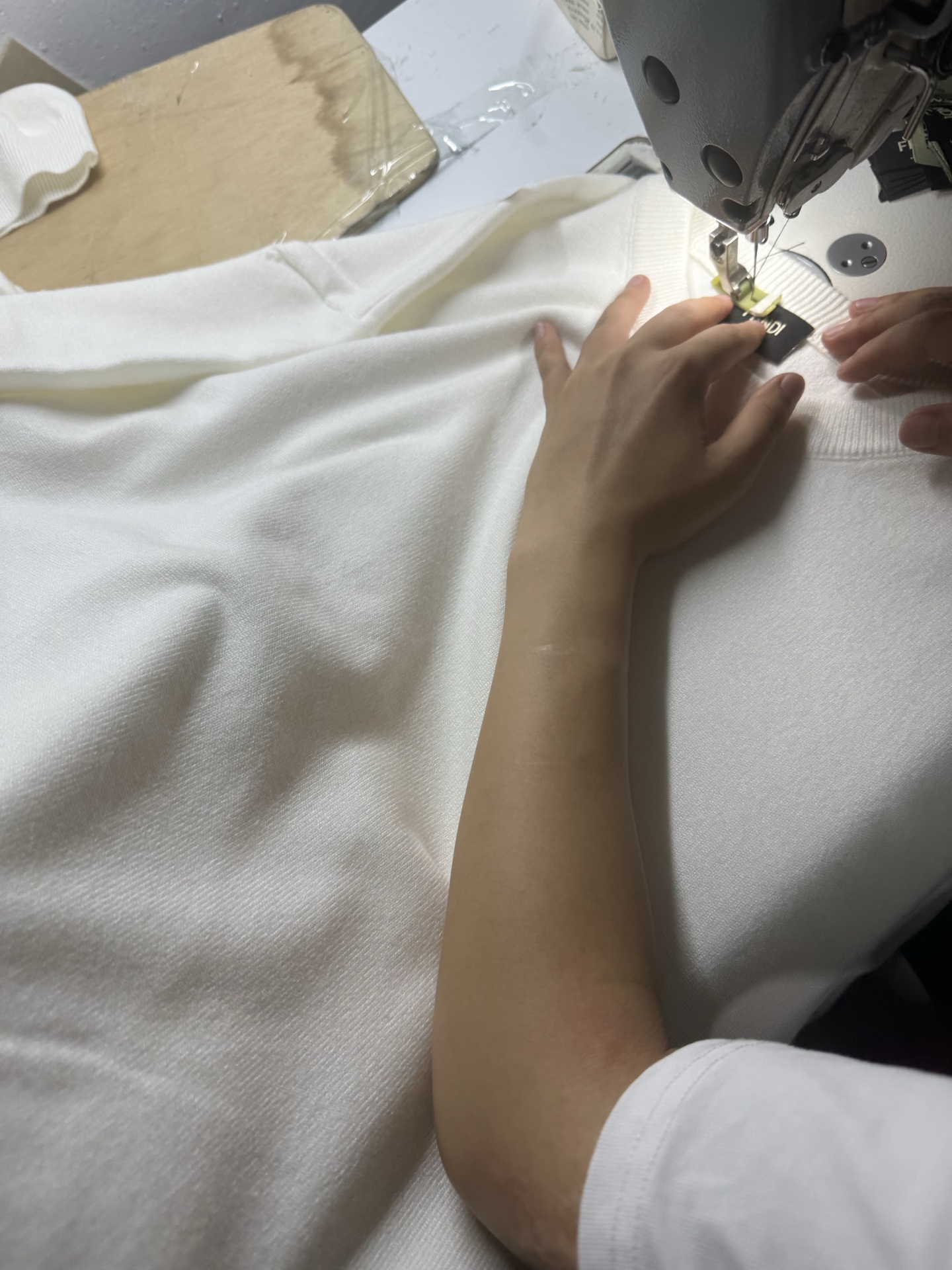 。FENDI 双F烫标打底针织衫
面料：采用羊毛混纺棉纱材料，成份分别为25羊毛，75棉，该款做为秋冬打