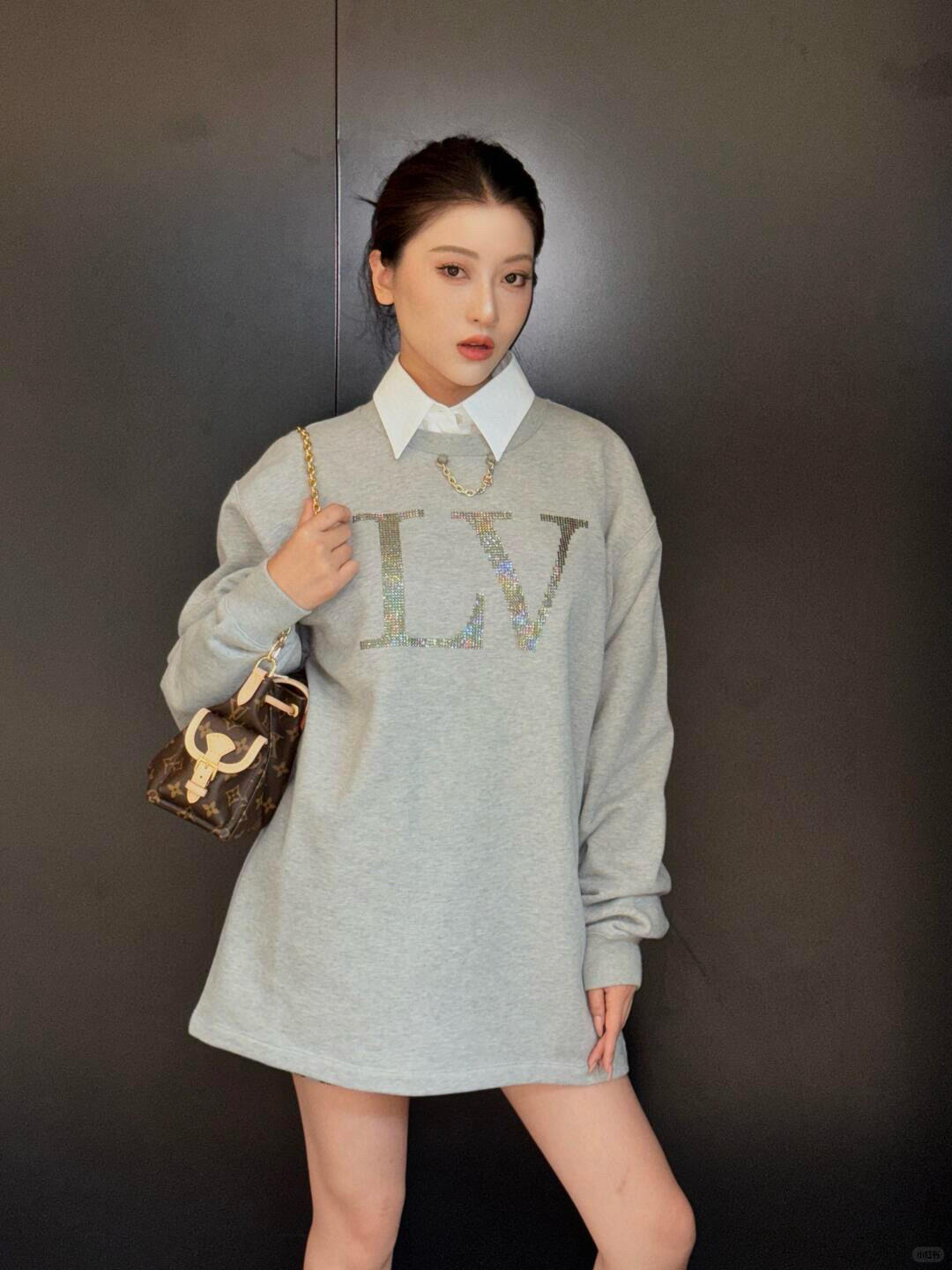 。LOUIS VUITTON 莱茵石烫钻圆领卫衣
面料：380克混纱毛圈面料，面料原版定染定织底部多纱色