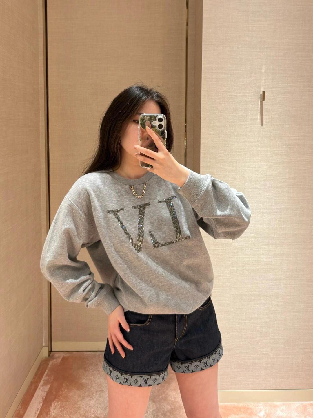 。LOUIS VUITTON 莱茵石烫钻圆领卫衣
面料：380克混纱毛圈面料，面料原版定染定织底部多纱色