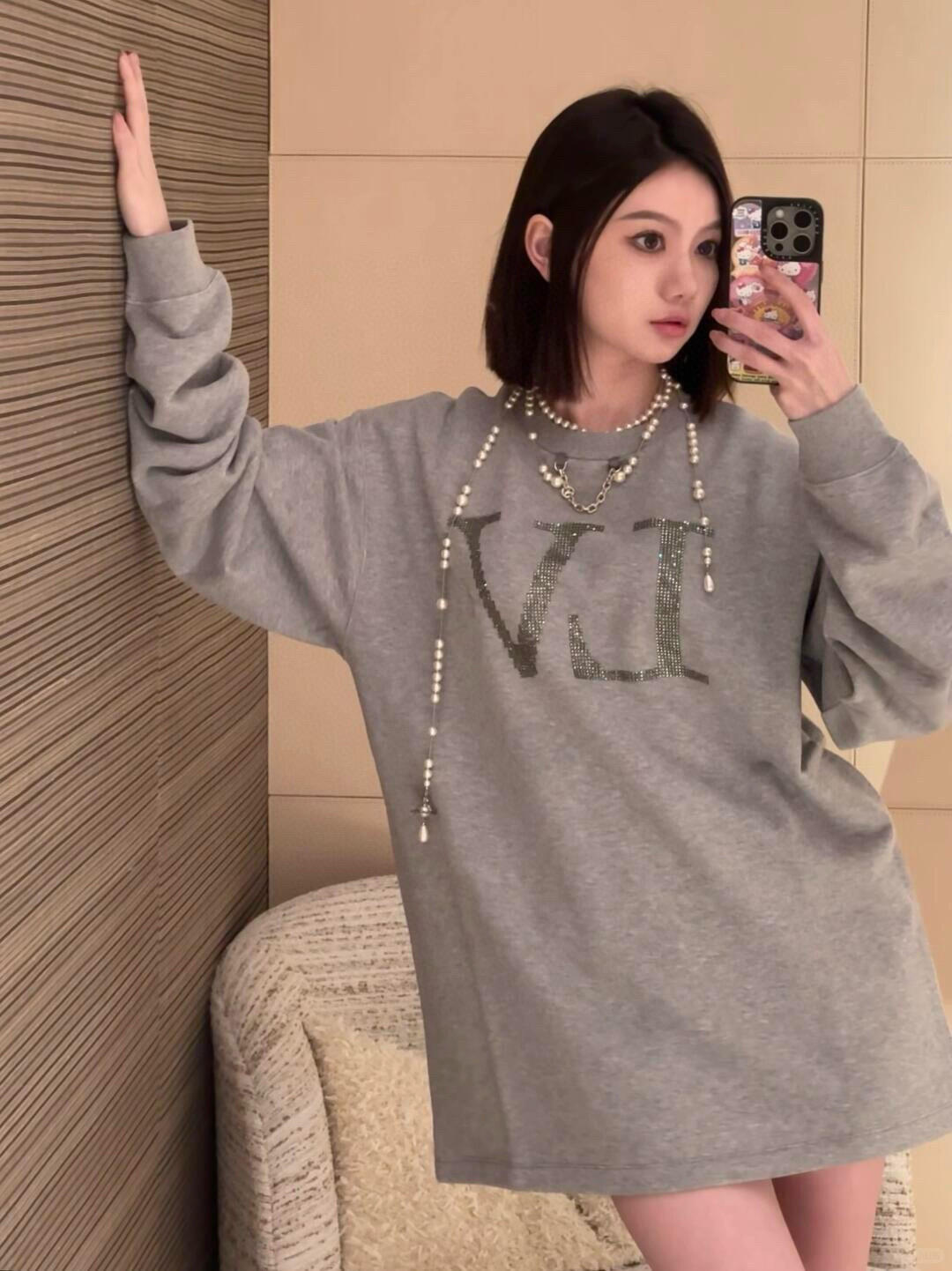 。LOUIS VUITTON 莱茵石烫钻圆领卫衣
面料：380克混纱毛圈面料，面料原版定染定织底部多纱色