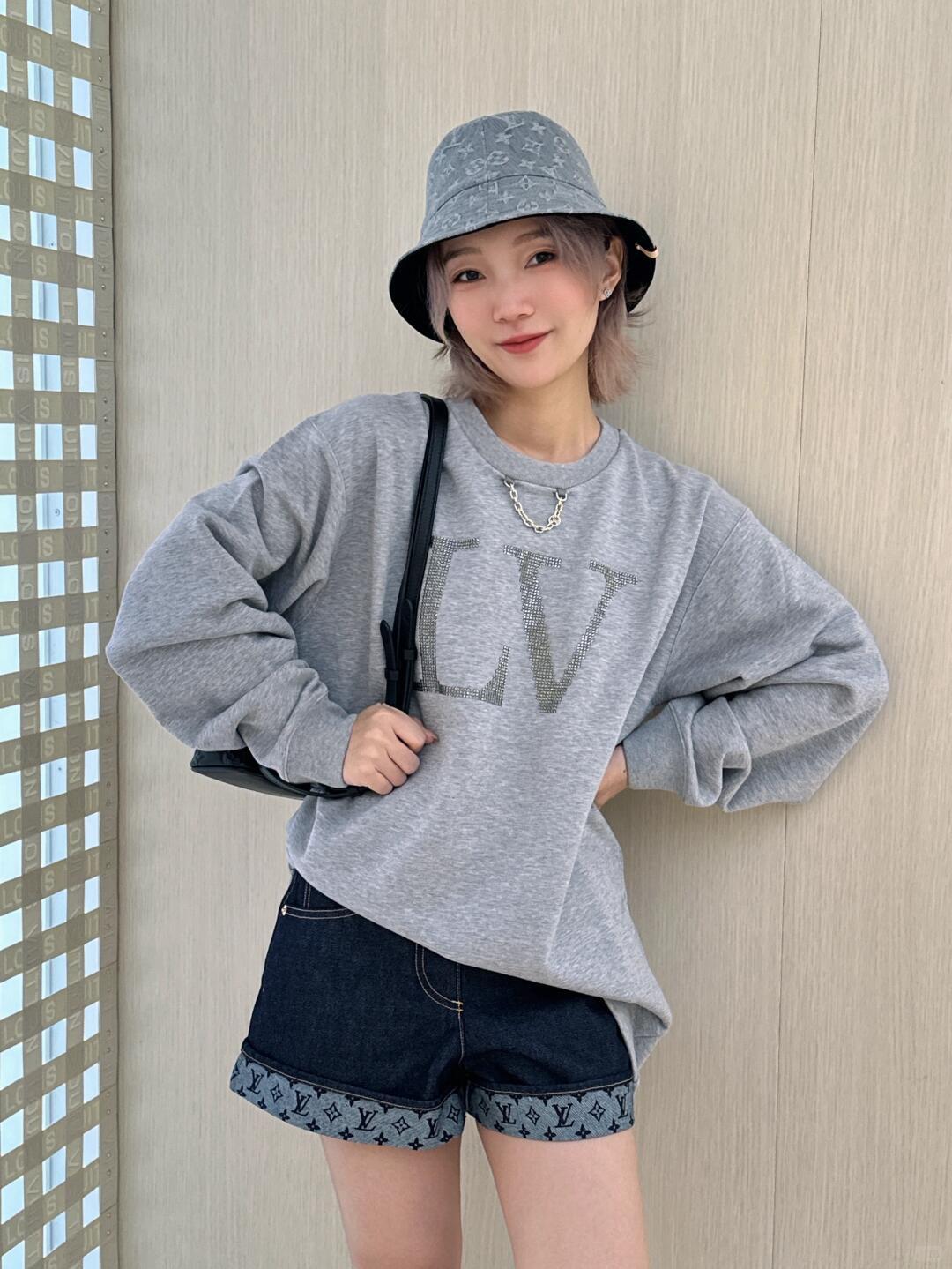 。LOUIS VUITTON 莱茵石烫钻圆领卫衣
面料：380克混纱毛圈面料，面料原版定染定织底部多纱色