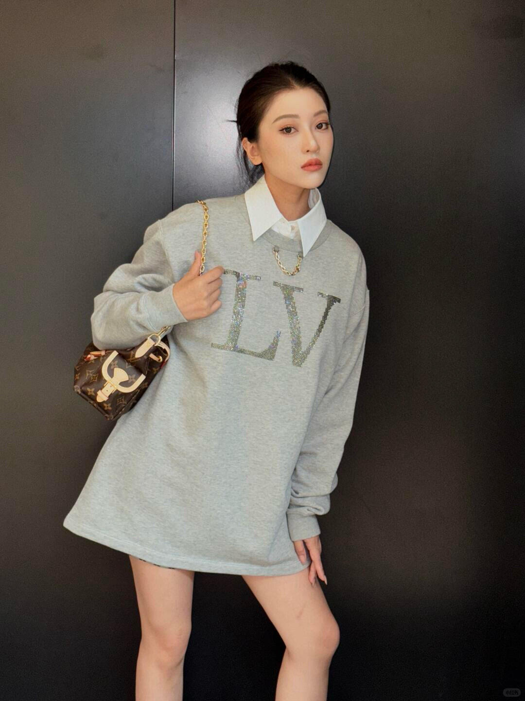 。LOUIS VUITTON 莱茵石烫钻圆领卫衣
面料：380克混纱毛圈面料，面料原版定染定织底部多纱色