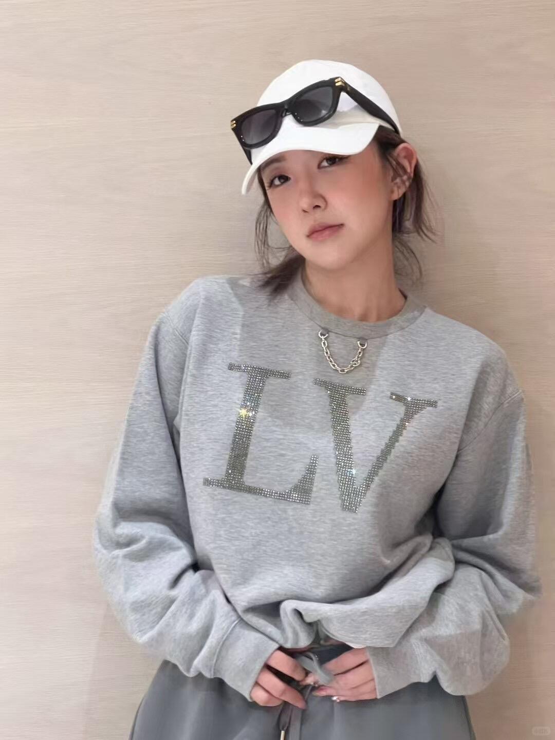 。LOUIS VUITTON 莱茵石烫钻圆领卫衣
面料：380克混纱毛圈面料，面料原版定染定织底部多纱色