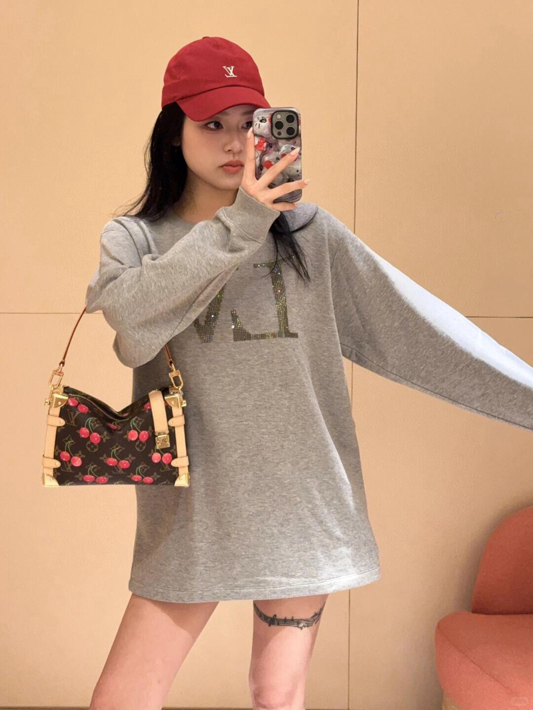 。LOUIS VUITTON 莱茵石烫钻圆领卫衣
面料：380克混纱毛圈面料，面料原版定染定织底部多纱色