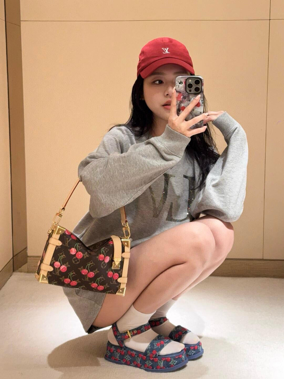 。LOUIS VUITTON 莱茵石烫钻圆领卫衣
面料：380克混纱毛圈面料，面料原版定染定织底部多纱色