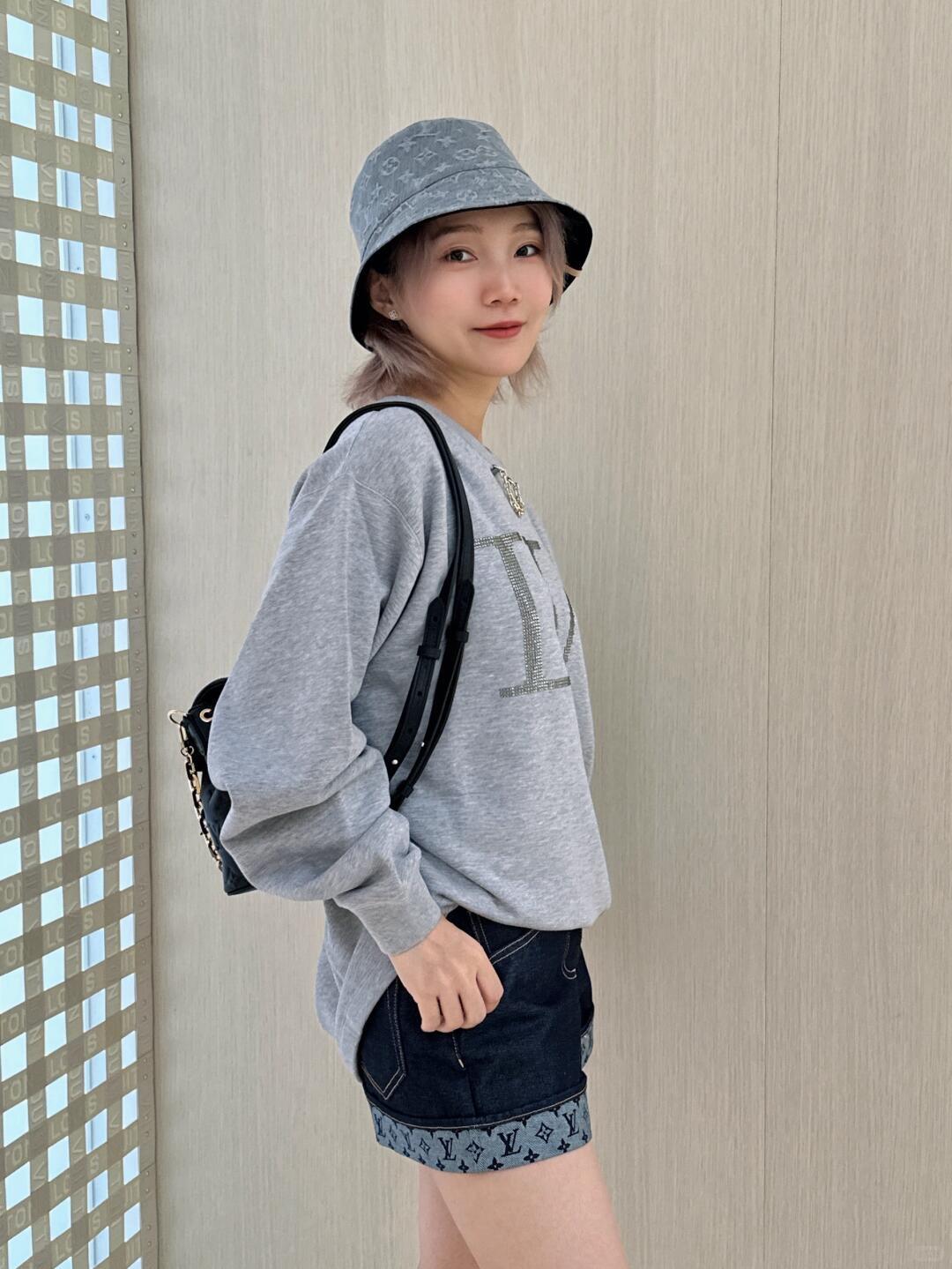 。LOUIS VUITTON 莱茵石烫钻圆领卫衣
面料：380克混纱毛圈面料，面料原版定染定织底部多纱色