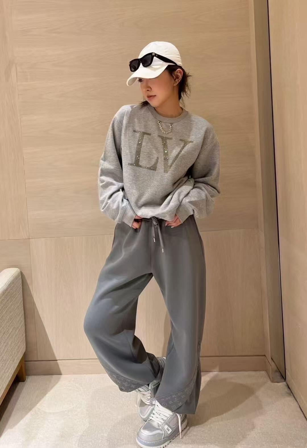 。LOUIS VUITTON 莱茵石烫钻圆领卫衣
面料：380克混纱毛圈面料，面料原版定染定织底部多纱色