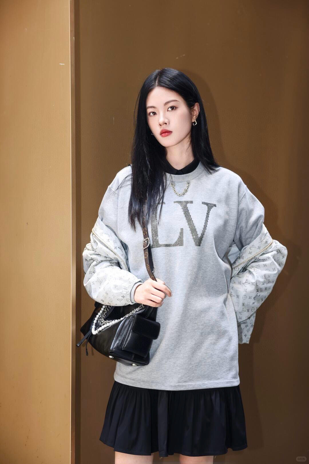 。LOUIS VUITTON 莱茵石烫钻圆领卫衣
面料：380克混纱毛圈面料，面料原版定染定织底部多纱色